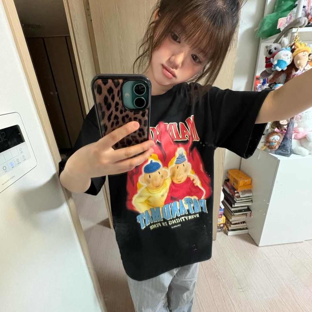 MAINBOOTH [Pat&Mat] Burning T-shirt Black 착용 스타일 - 2