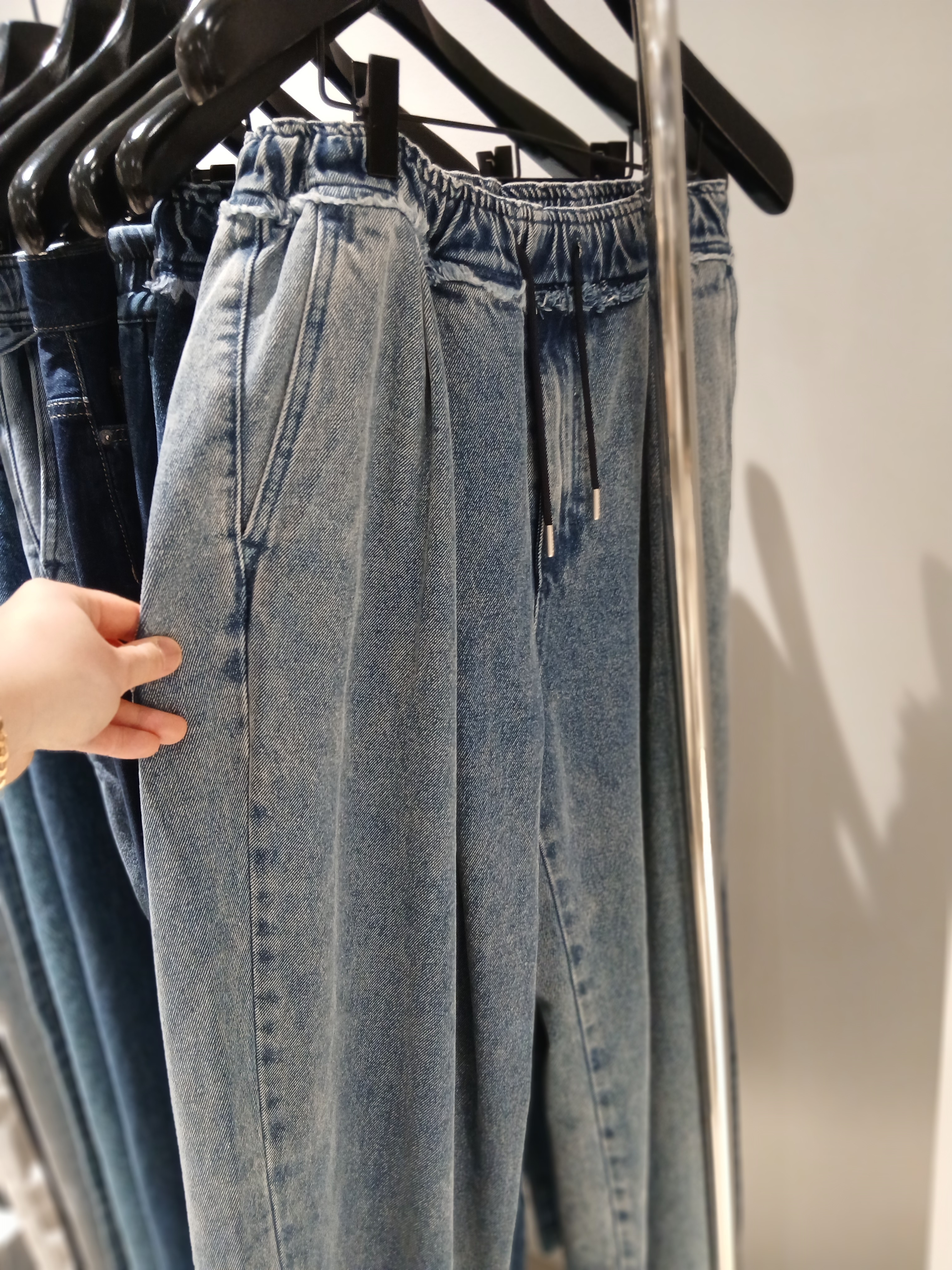 Iro Logo Nylon Ball Cap Black, IRO Vague Cushion Wide Straight Fit Pants Gray 착용 스타일 - 7