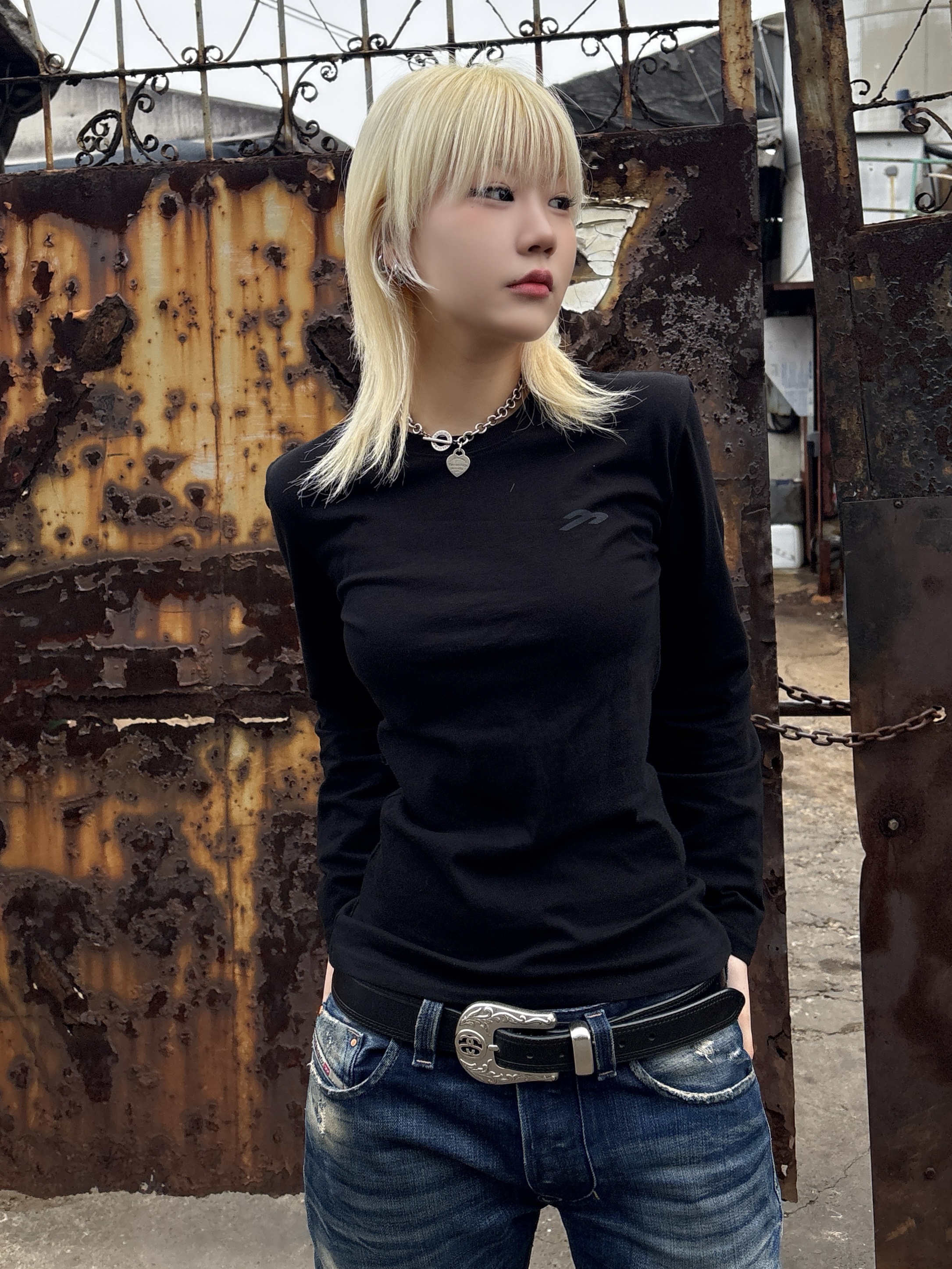 Stussy SS Link Cowboy Belt Black, Tiffany & Co. Return to Tiffany Heart Tag Toggle Necklace Medium Silver 착용 스타일 - 3