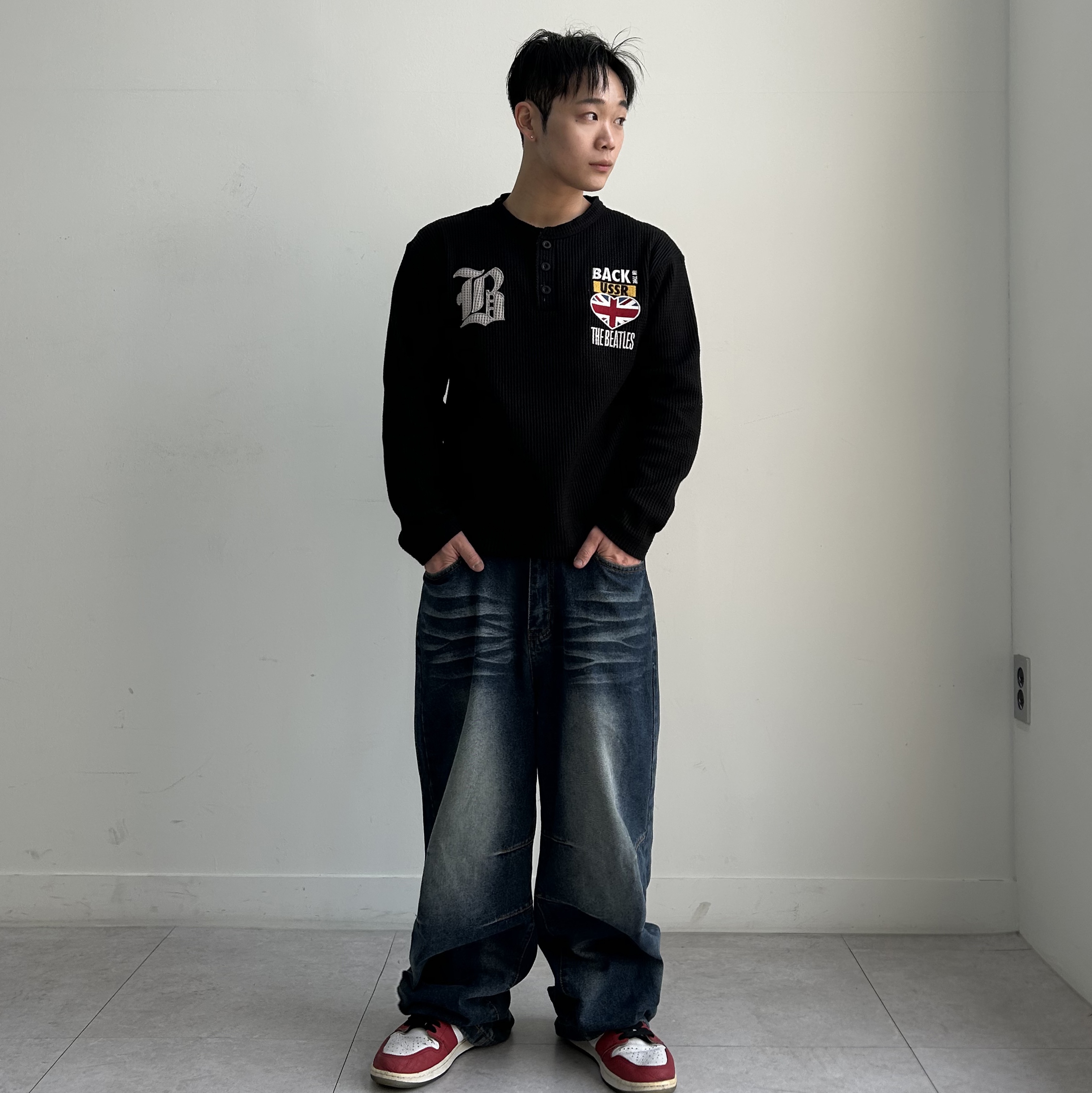 MAINBOOTH Beatles x Waffleton Henley Neck T-Shirt Black 착용 스타일 - 2