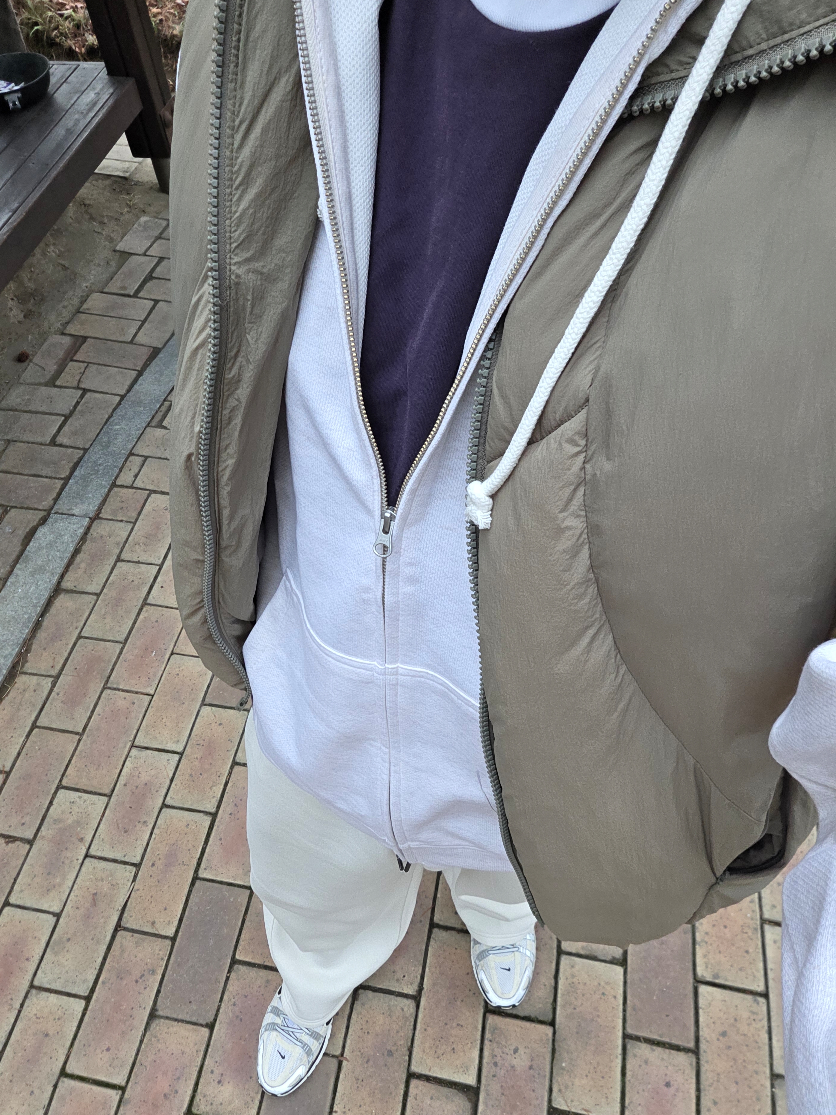 (W) GU Heavy Weight Sweat Barrel Leg Pants Natural, (W) Nike P-6000 Coconut Milk Metallic Silver 착용 스타일 - 4
