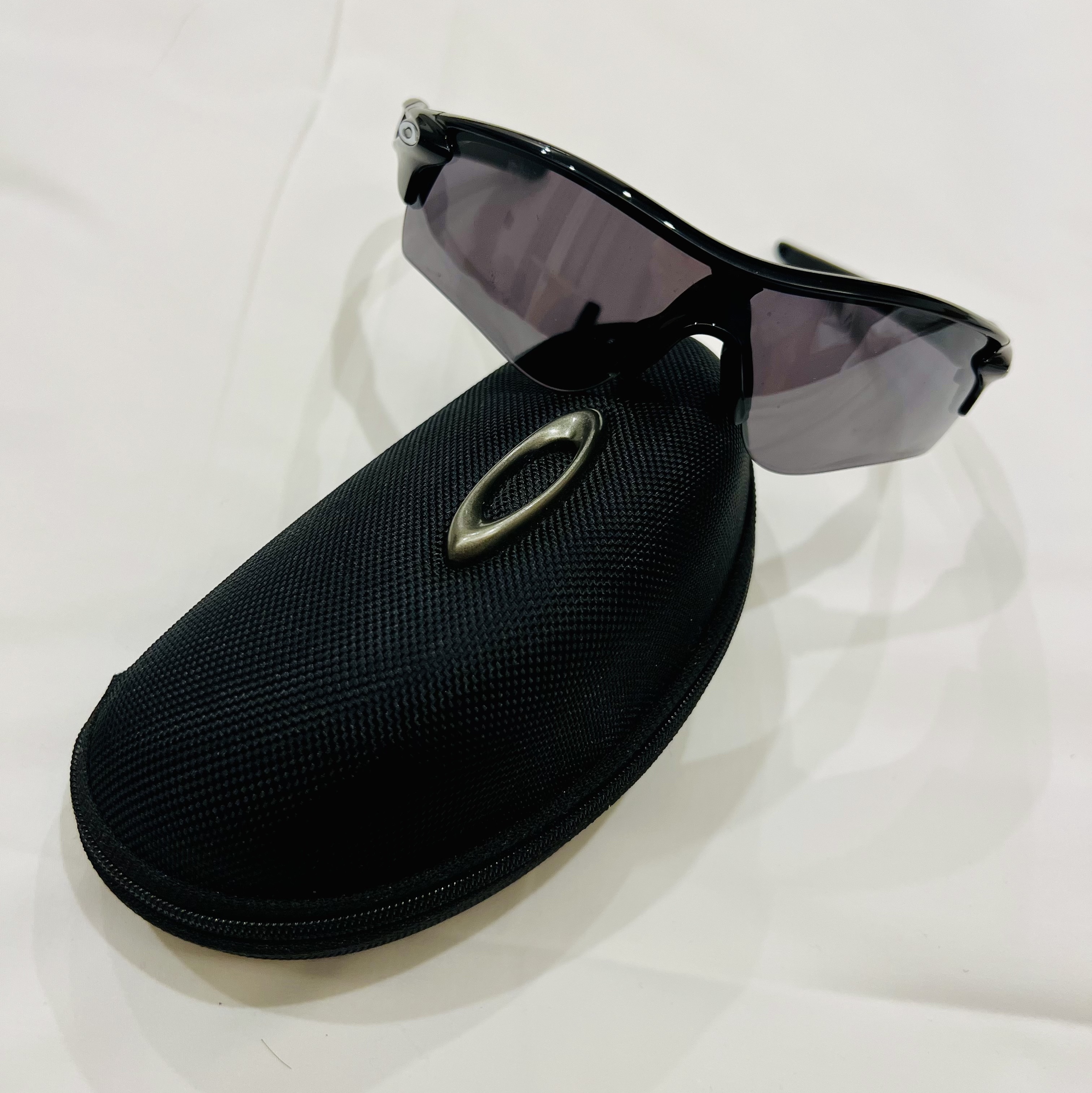 Oakley RadaLock Path Polished Black Frame Prizm Black Lenses Low Bridge Fit 착용 스타일