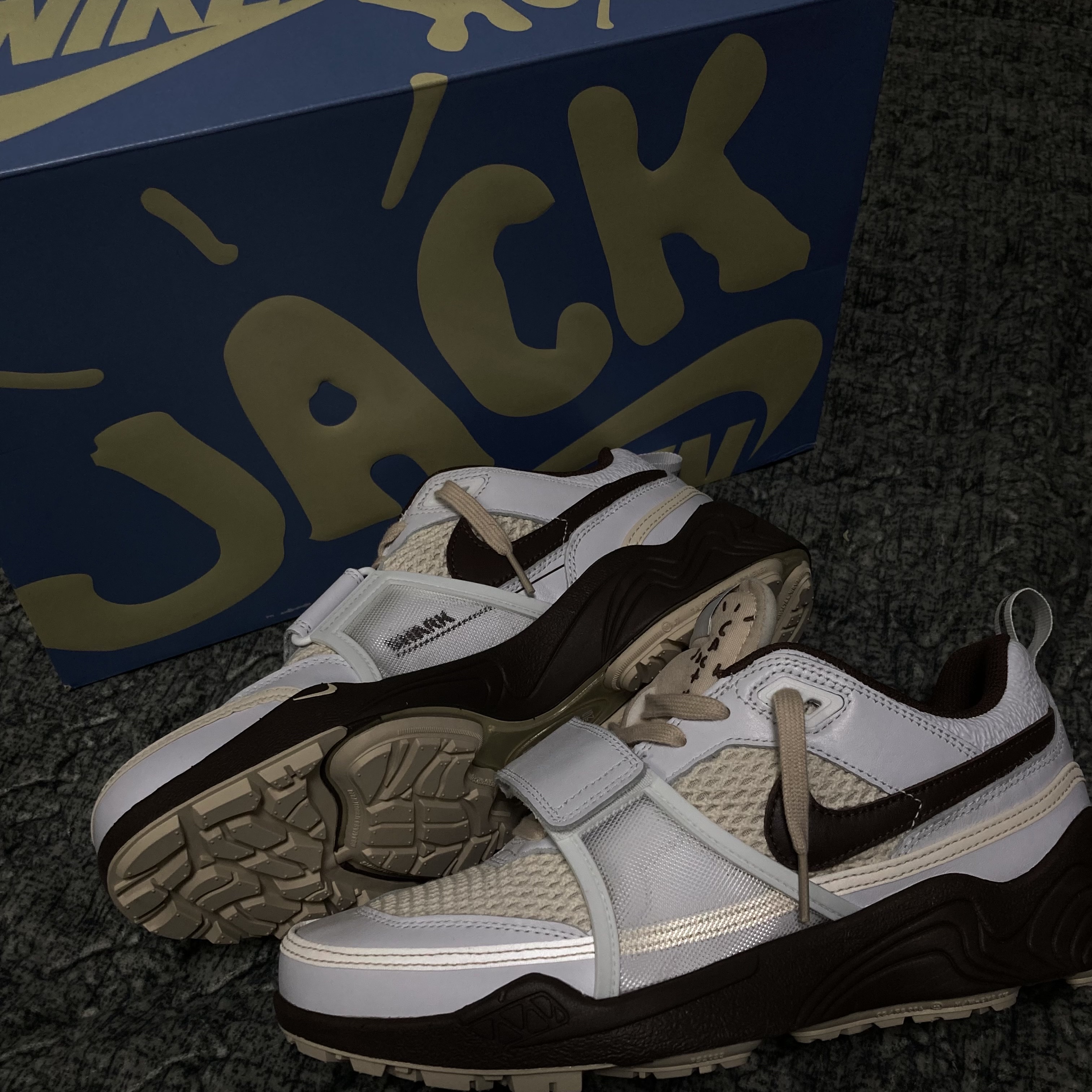 Nike x Travis Scott Zoom Field Jaxx White and Light Chocolate 착용 스타일 - 2