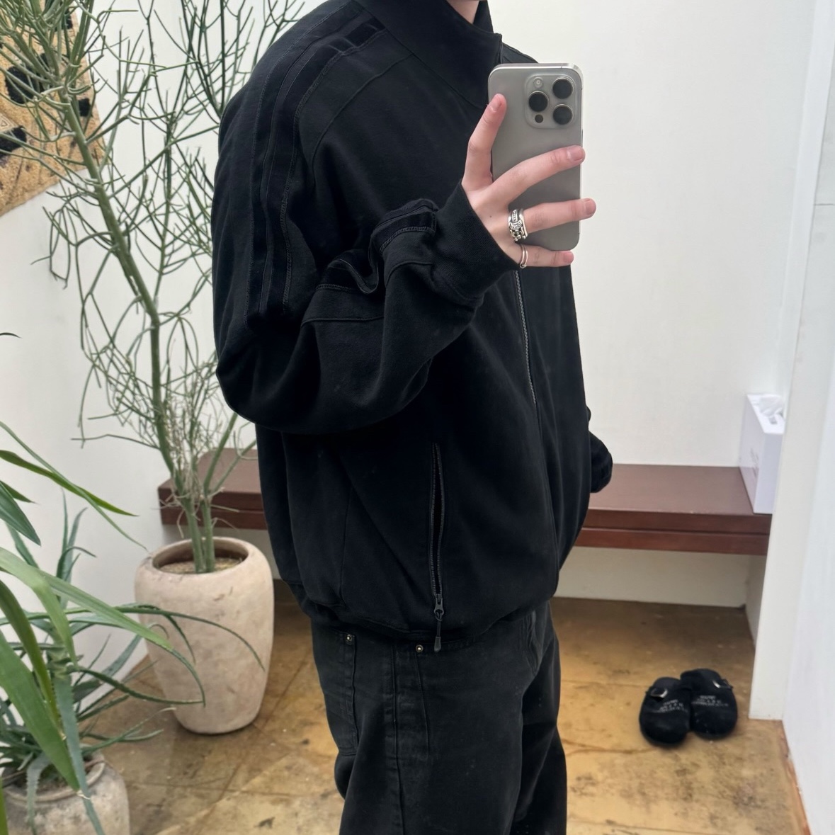 Polyteru Velour Taped Track Top Jacket Black, Polyteru Loosed Coated Jeans Soft Coated Black 착용 스타일