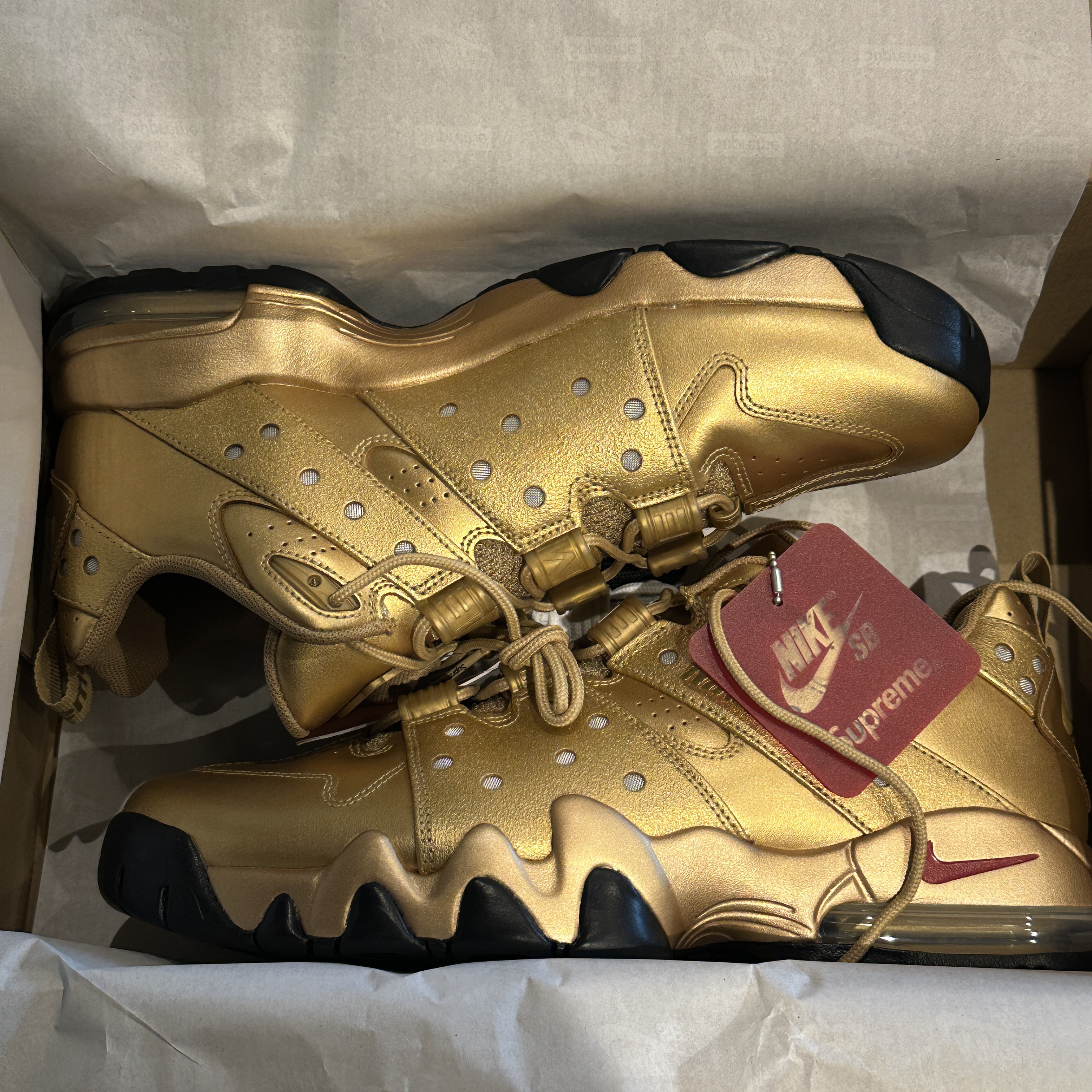 Nike x Supreme SB Air Max 2 CB 94 Low Metallic Gold Varisty Red Metallic Gold Black 착용 스타일 - 1