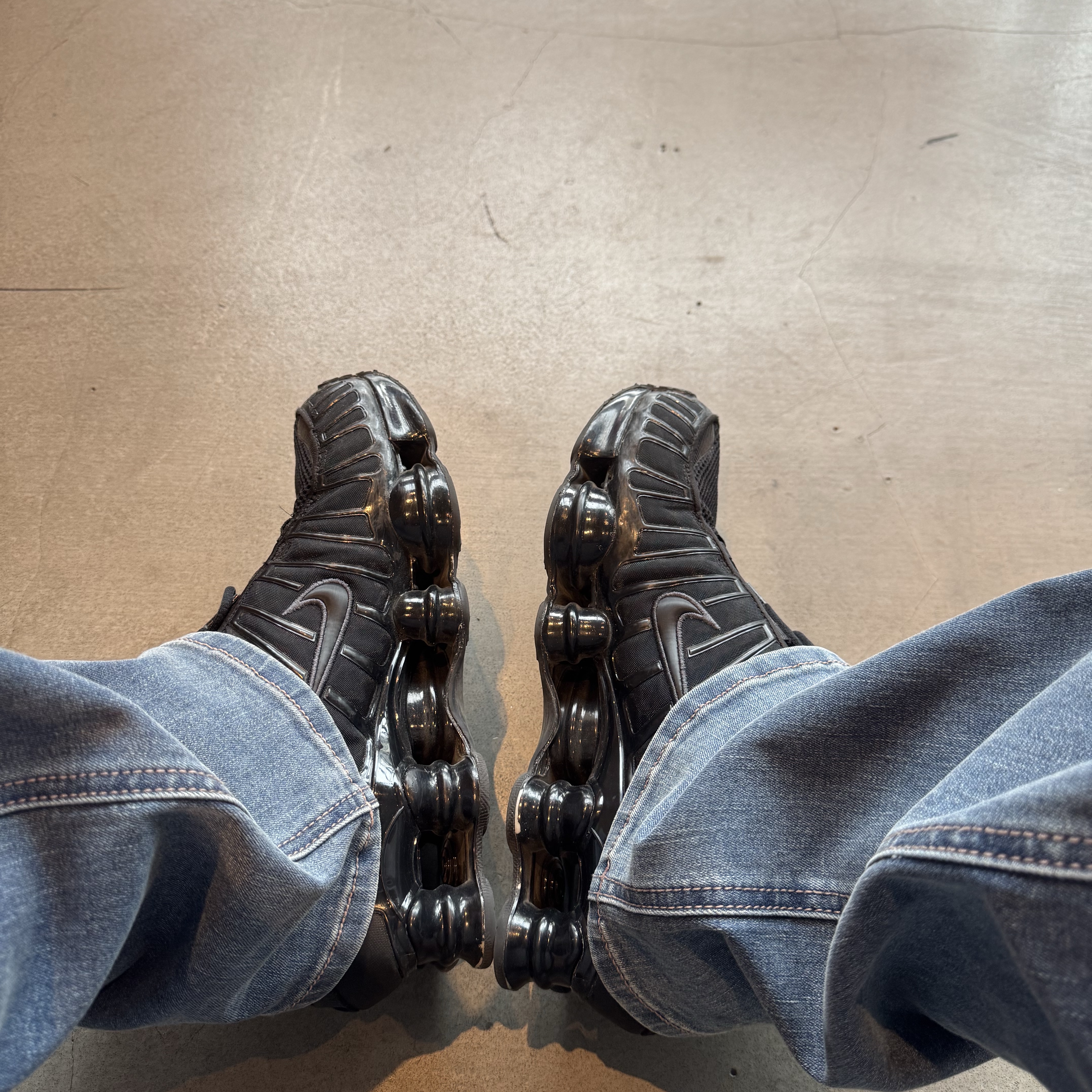 Nike Shox TL Black Metallic Hematite 착용 스타일