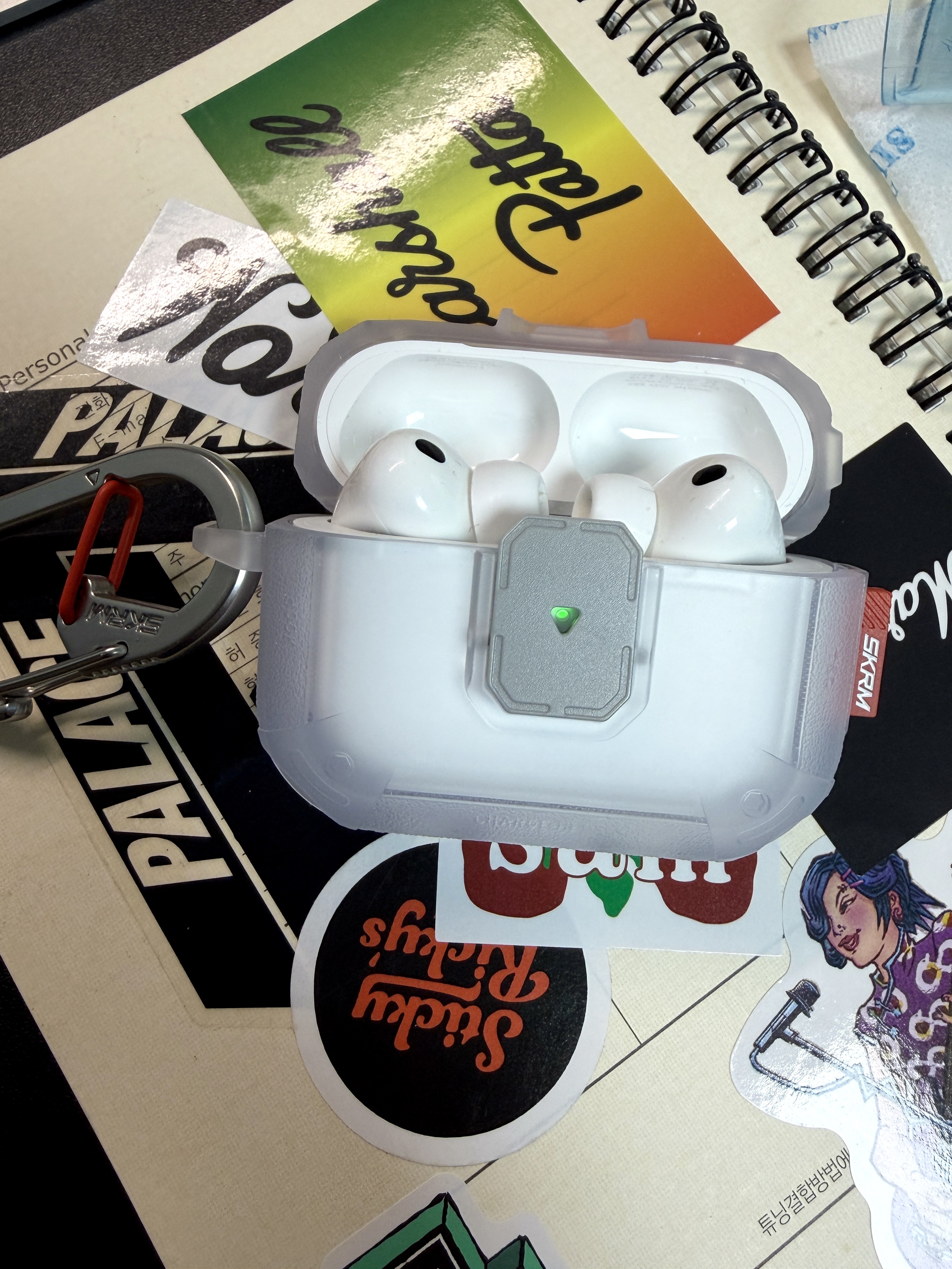 Skinarma AirPods Pro 3 Meca LE Clear 착용 스타일