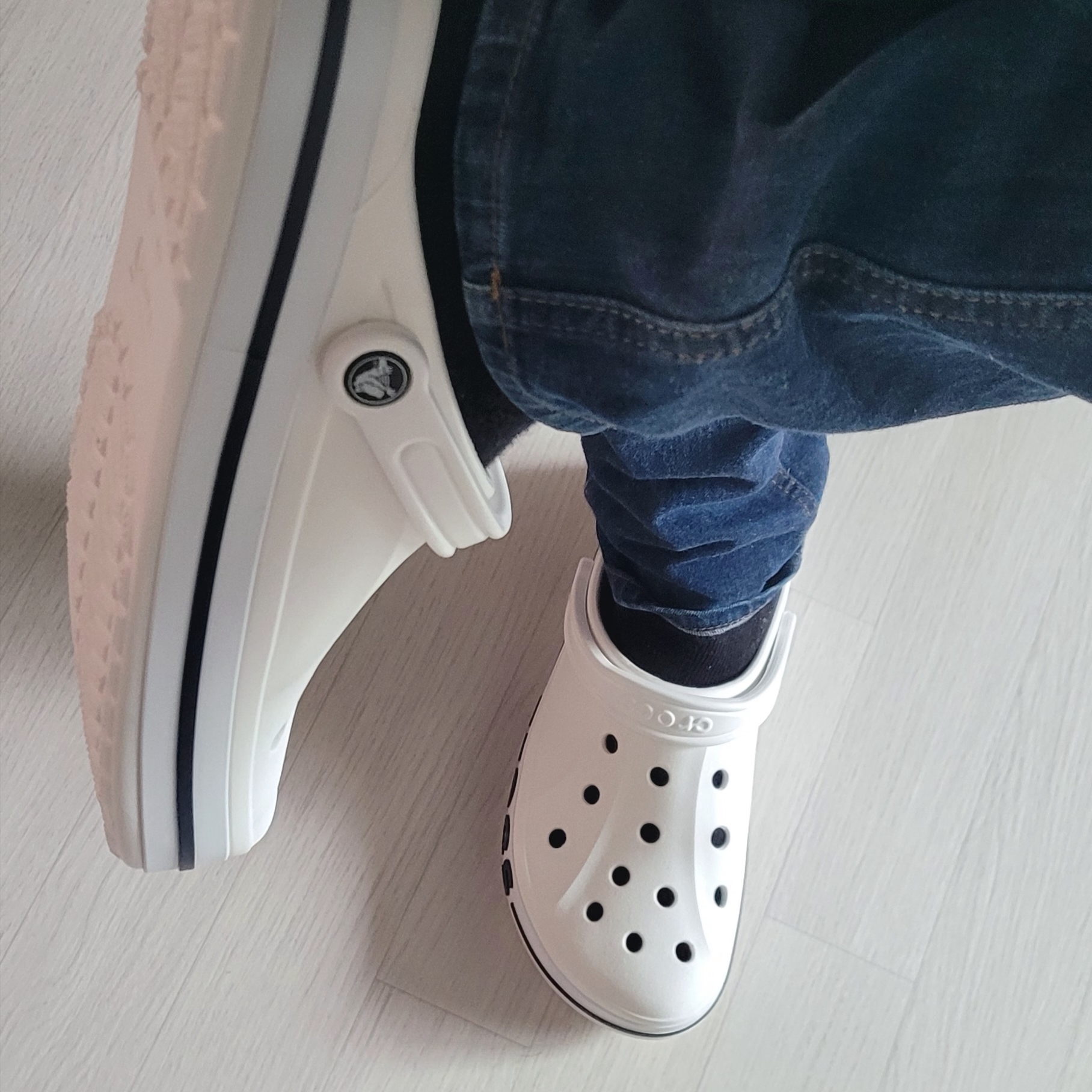 Crocs Bayaband Clog White Navy 착용 스타일