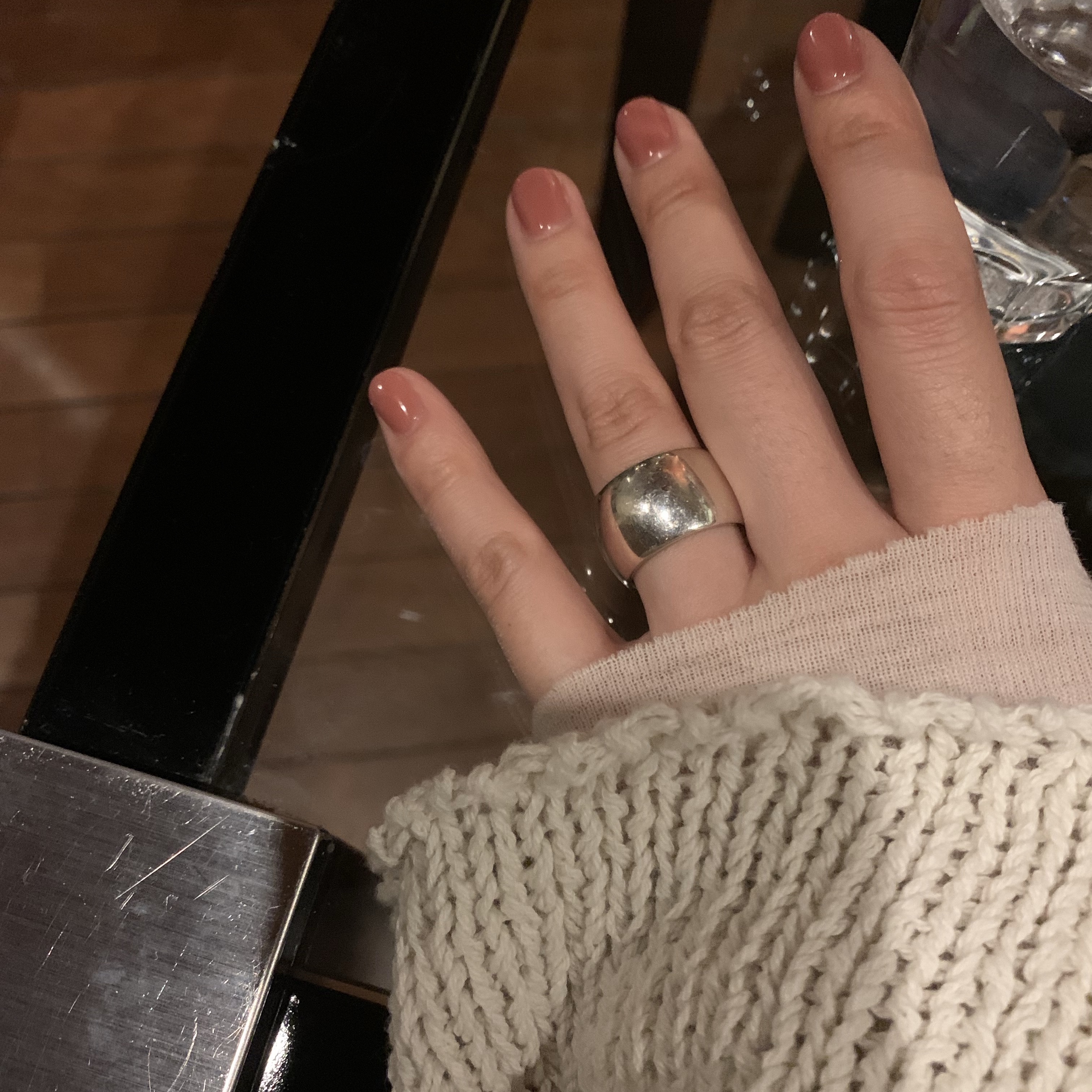 Byweekend Thea Comb & Mirror Truffle Brown 착용 스타일 - 2