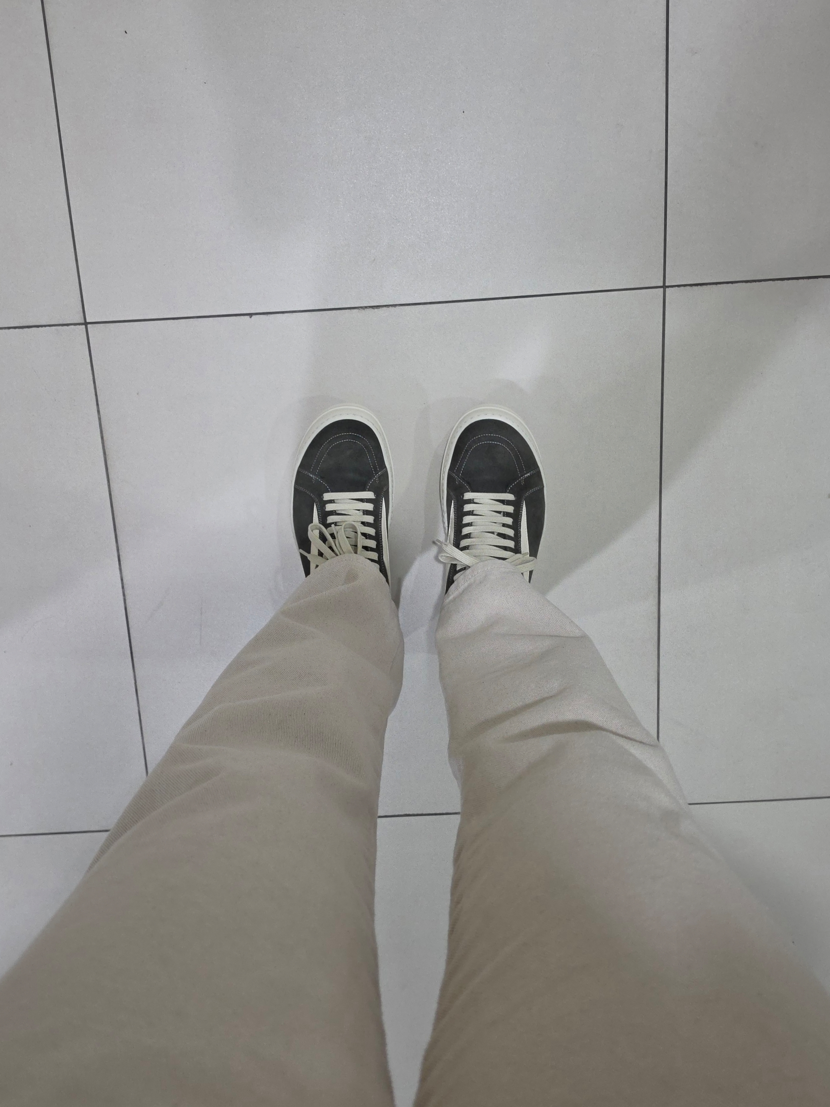 Rick Owens Temple Vintage Sneakers Khaki Milk 착용 스타일
