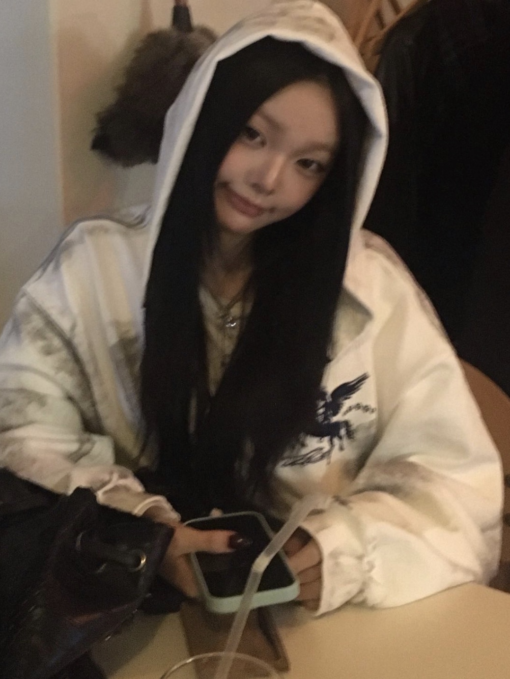PACOSPLY Dirty Falling Angel Zip Up Hoodie Dirty White 착용 스타일