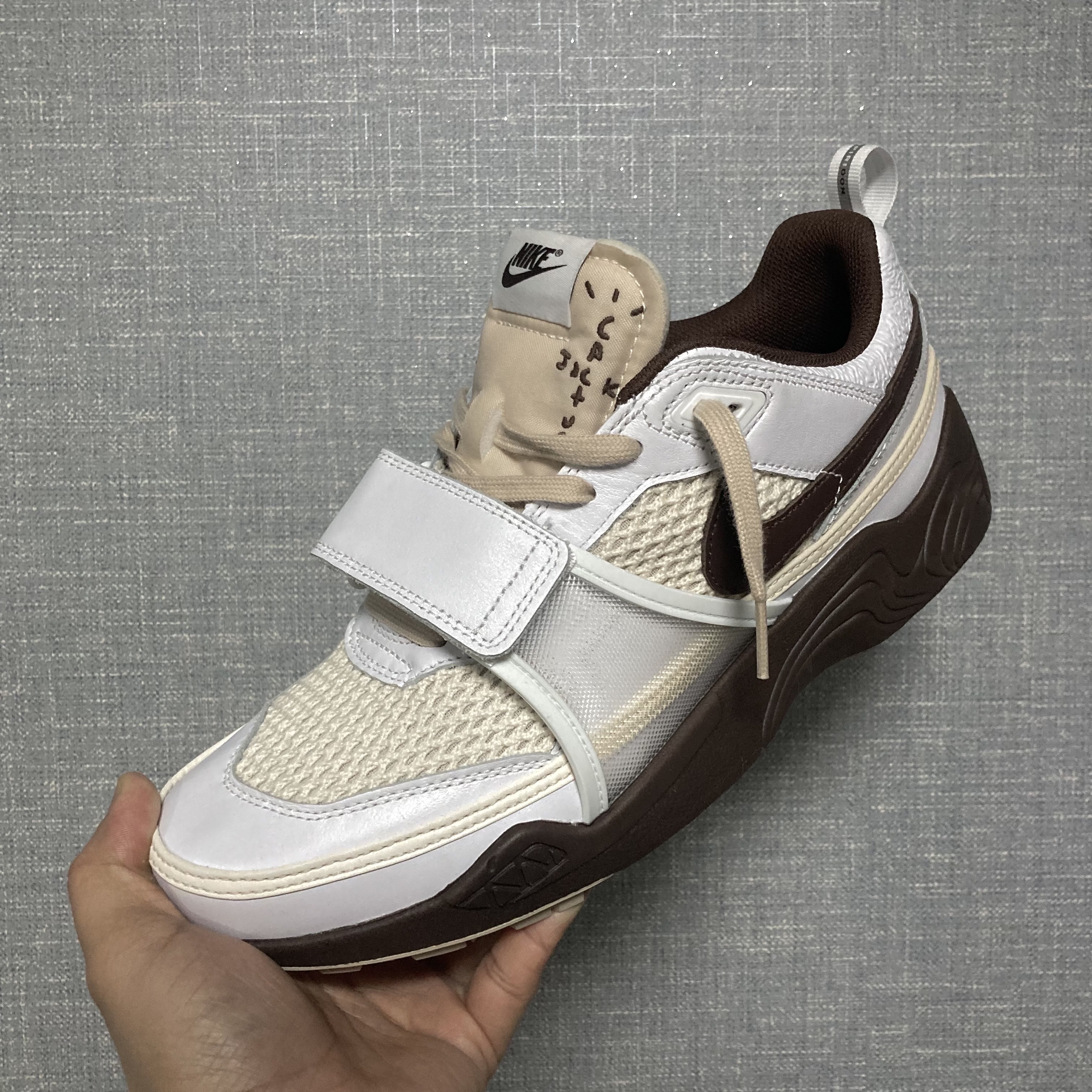 Nike x Travis Scott Zoom Field Jaxx White and Light Chocolate 착용 스타일 - 1