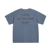 [6% 적립] Deus Ex Machina Dyed Seoul College Address Tee Dusty Navy