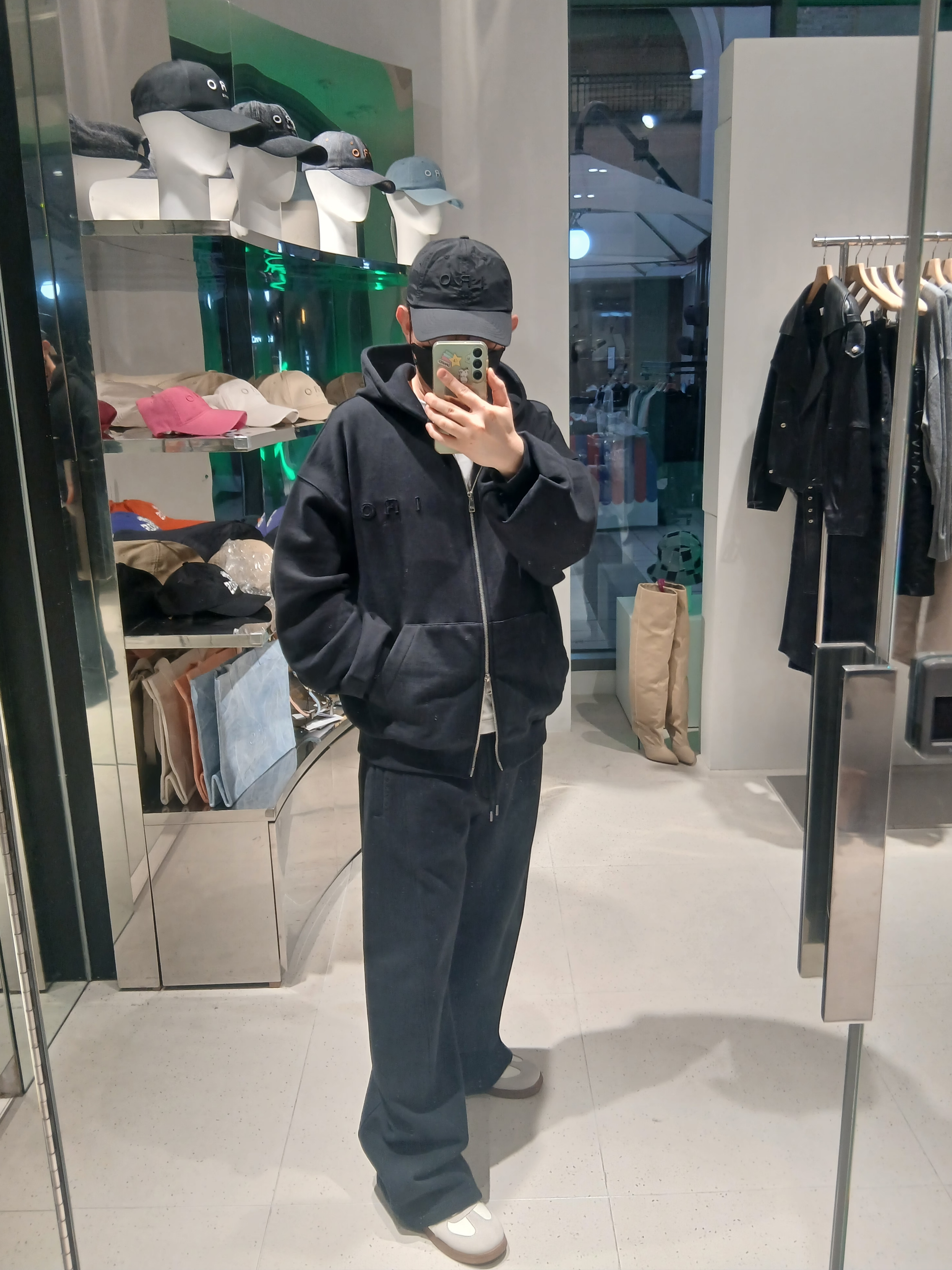 Maison Margiela Calfskin Replica Sneakers, IRO Voile Cushioned Fabric Hooded Zip-Up T-Shirt Black 착용 스타일 - 4