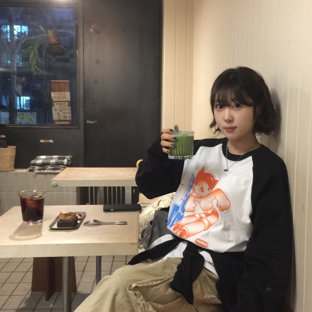 MAINBOOTH [Astro Boy] Cyberpunk Raglan T-shirt White 착용 스타일 - 6