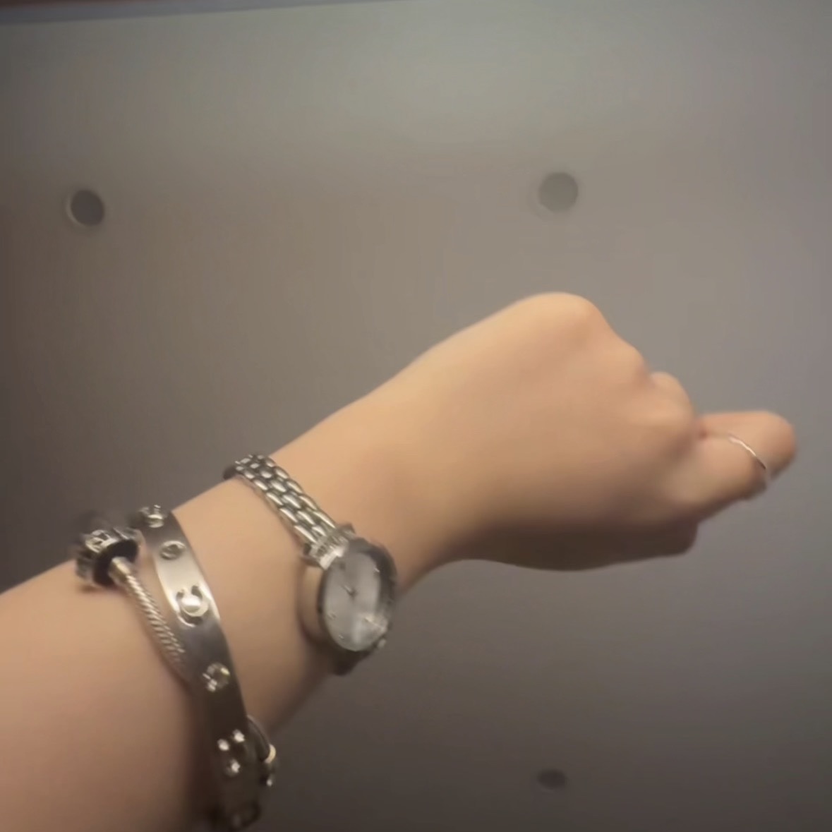 (W) Coach Signature Stone Bangle Bracelet Gold, (W) Pandora Heart Shaped Clasp Bracelet Sterling Silver 착용 스타일