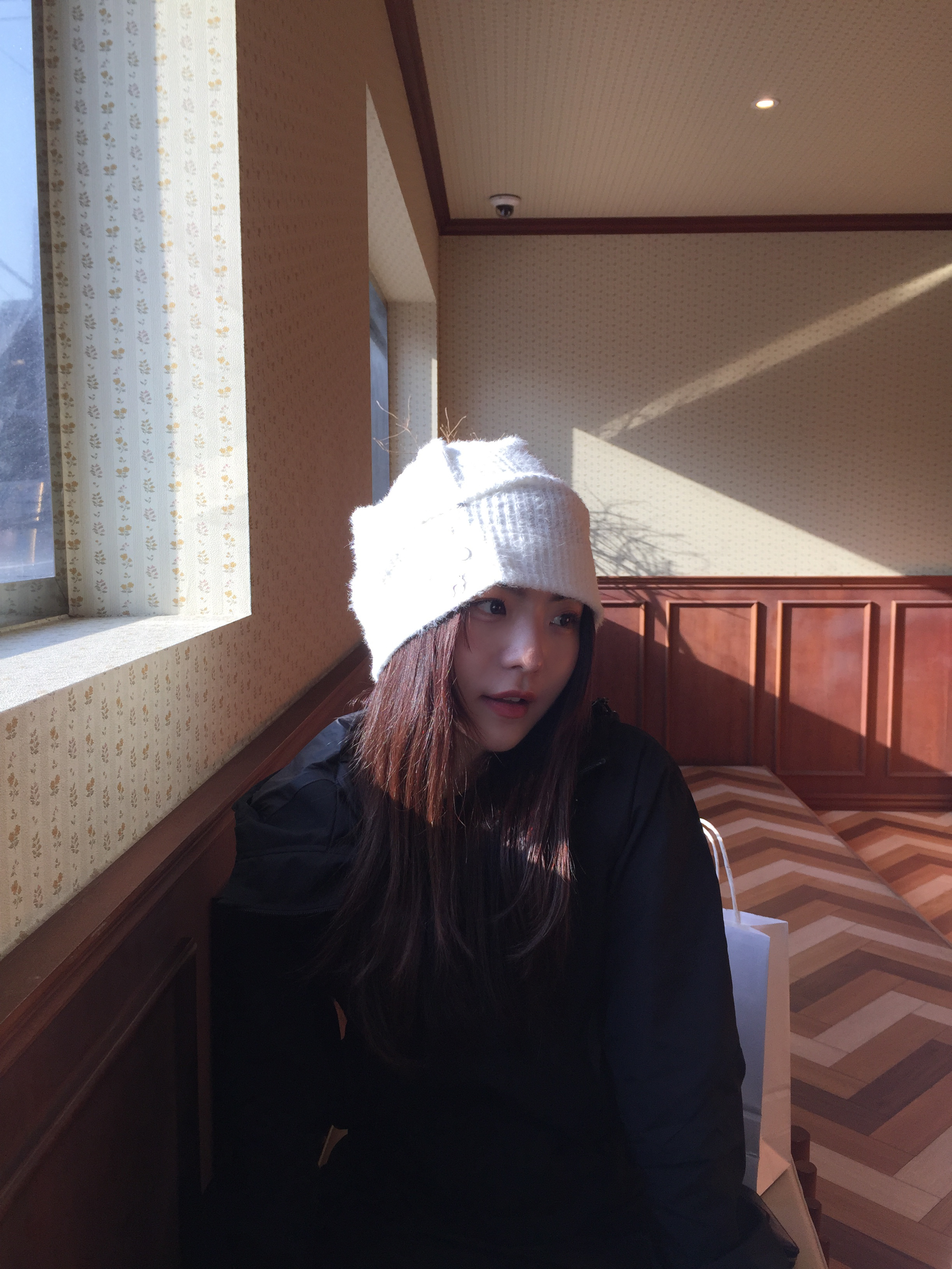OJOS Paneled Crop Shell Jacket Black, OJOS Multipanel Pleats Skirt Black 착용 스타일 - 5