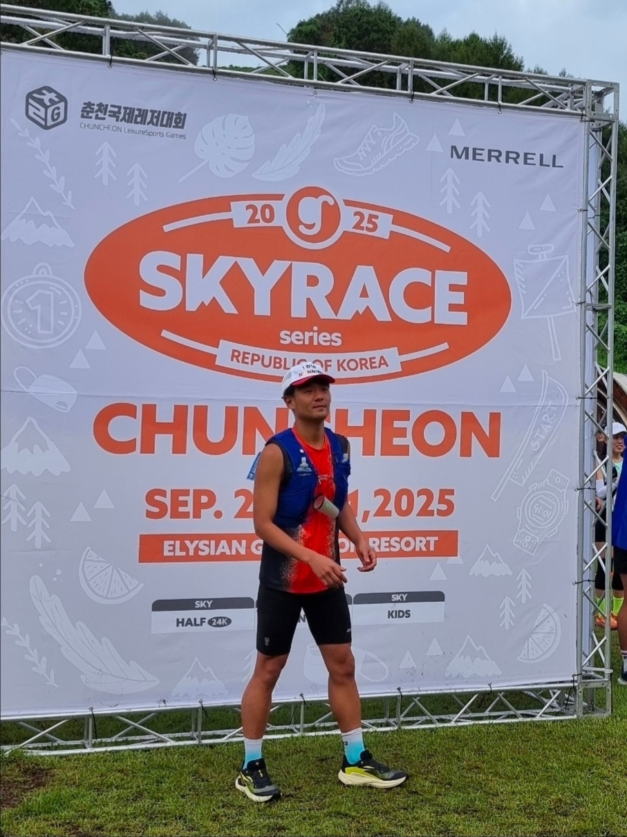 Alex Zono I Dig Running Rainbow Trucker Hat White Red, Salomon Genesis Black Sulfur 착용 스타일