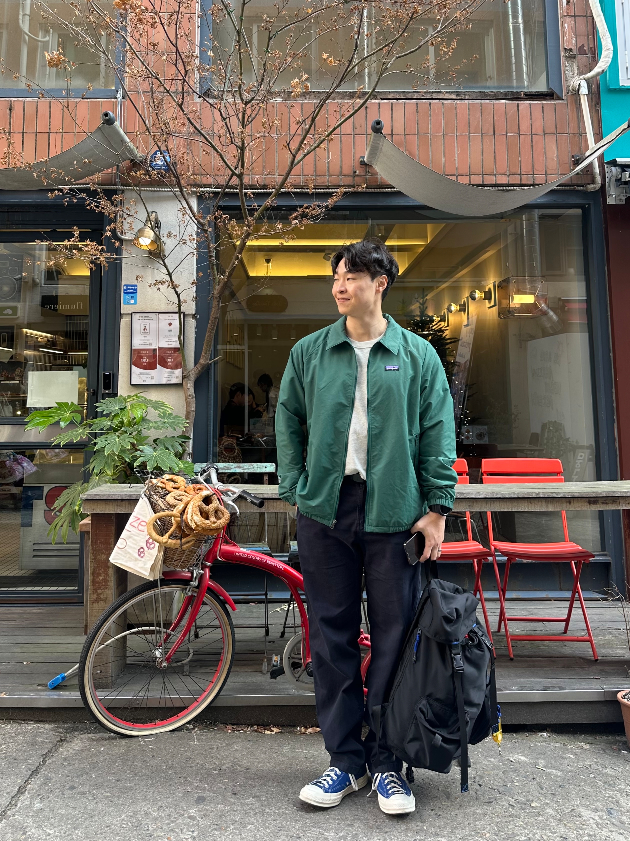 Patagonia Baggies Jacket Conifer Green, Gramicci Straight Twill Pants Olive - US Sizing 착용 스타일 - 3