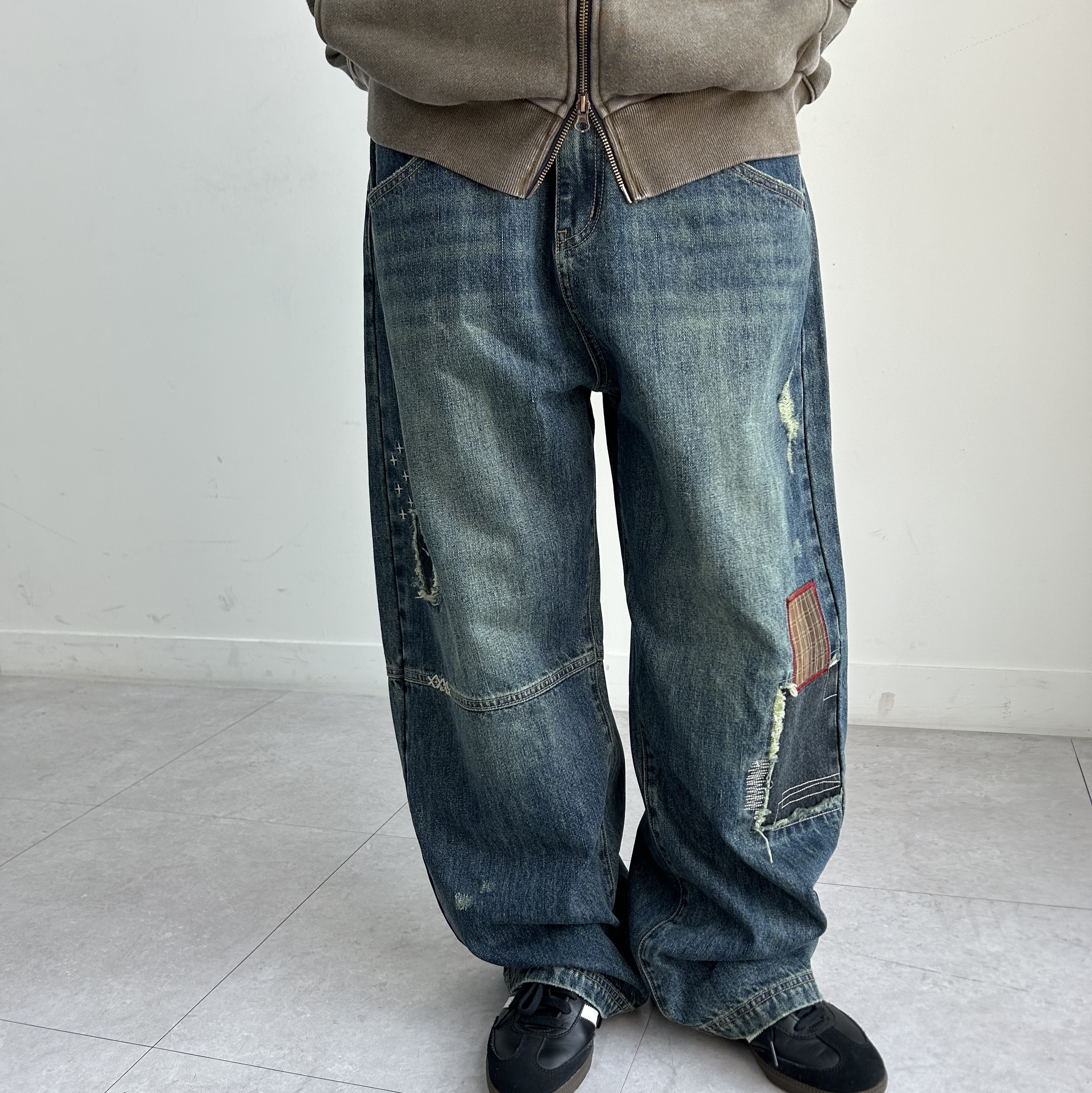 MAINBOOTH Repaired Denim Pants BLUE 착용 스타일 - 2