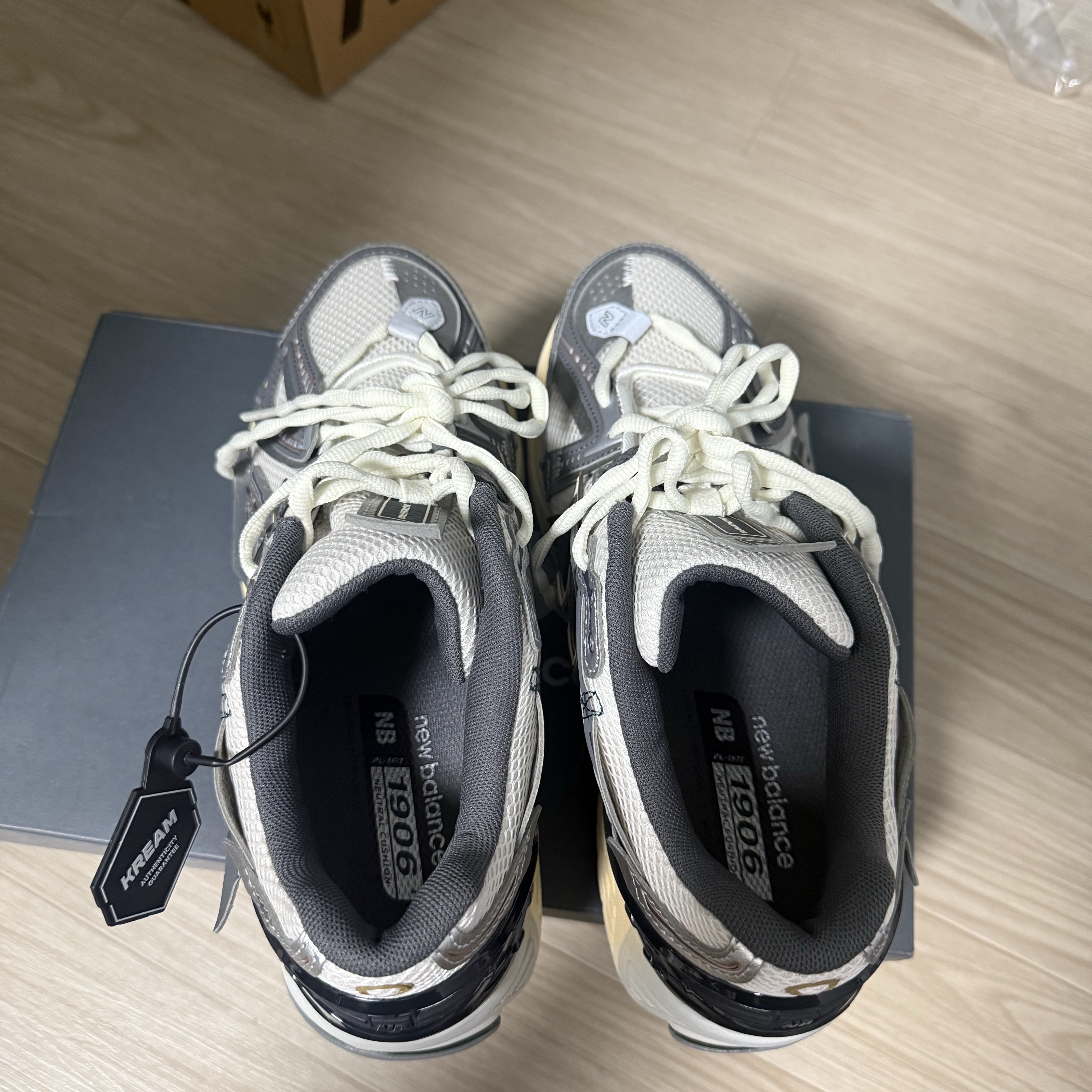 New Balance 1906A Silver Metallic Castlerock 착용 스타일 - 1