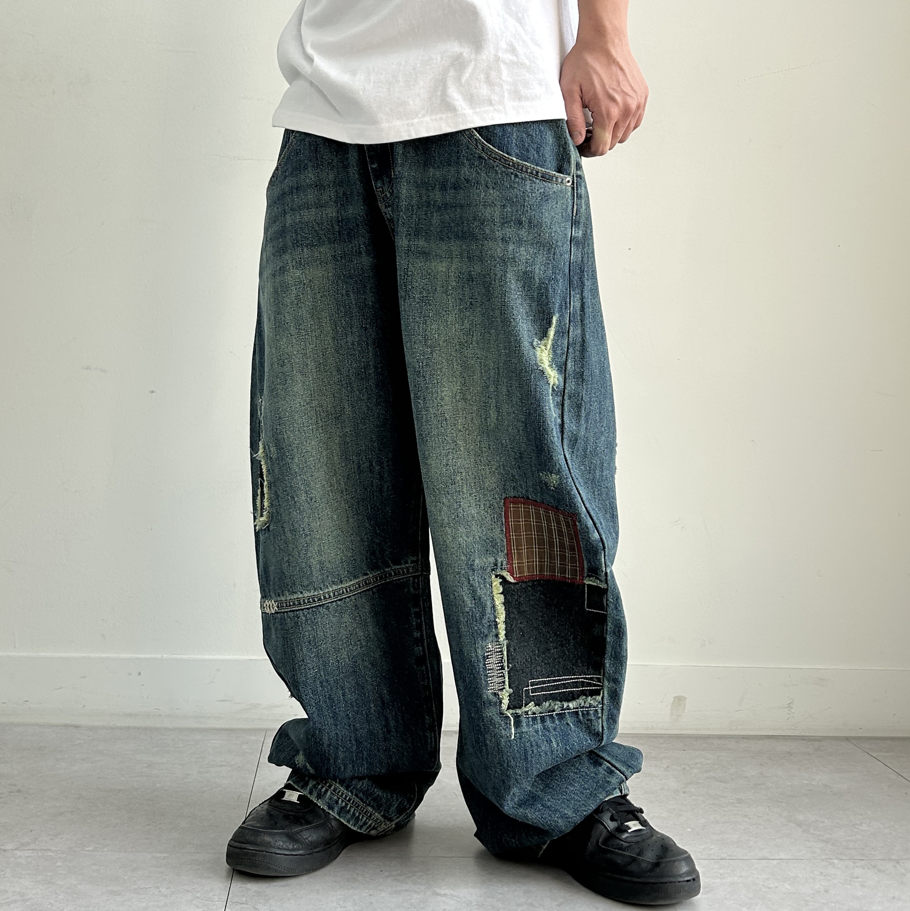 MAINBOOTH Repaired Denim Pants BLUE 착용 스타일