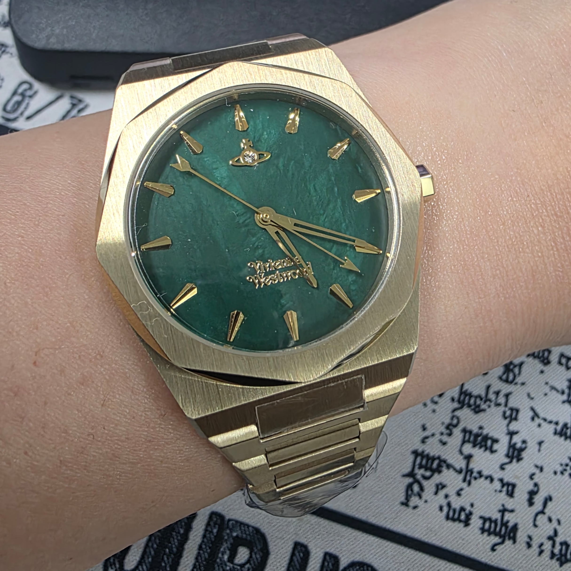 Vivienne Westwood Limehouse Gold Green 착용 스타일