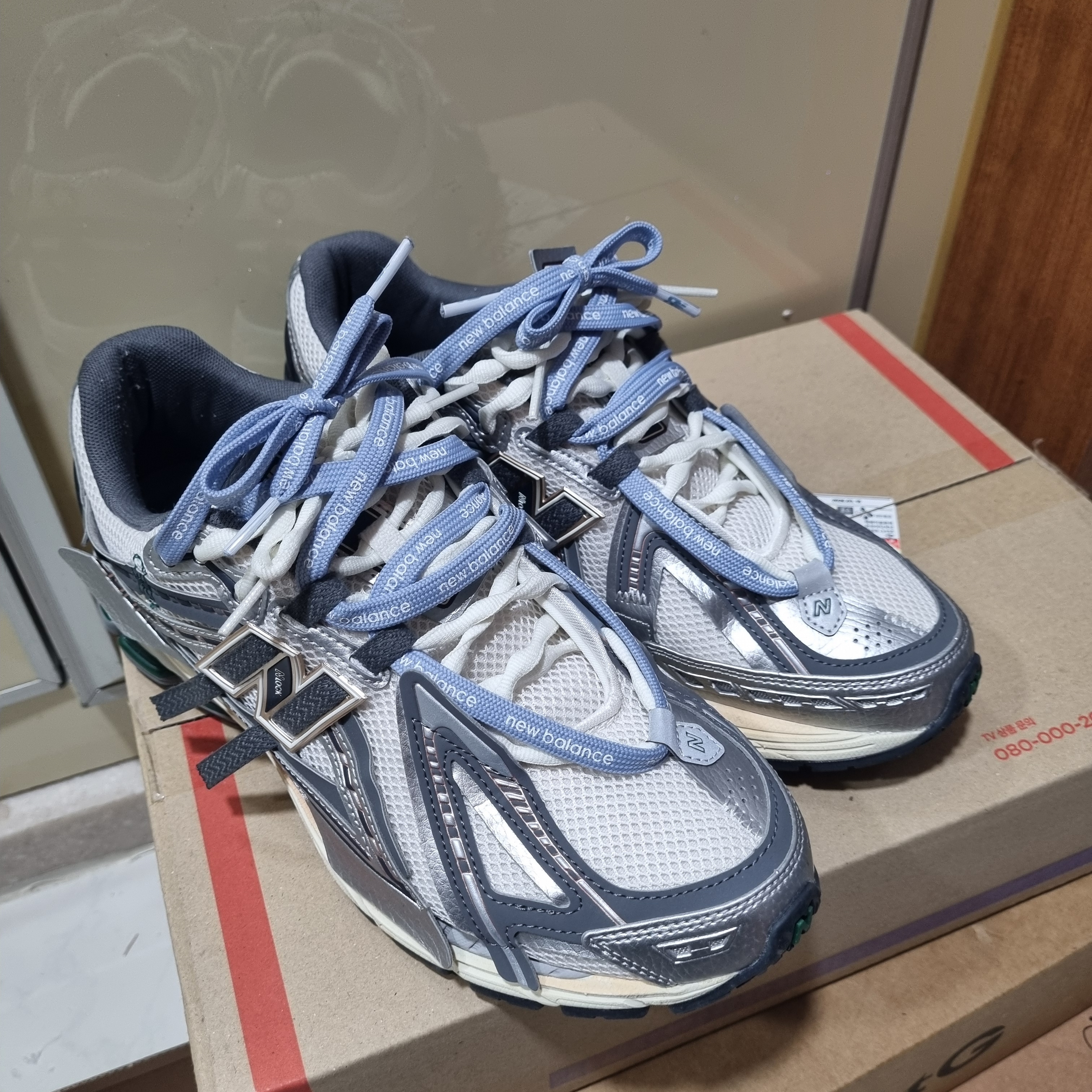 New Balance 1906A Silver Metallic Castlerock 착용 스타일 - 1
