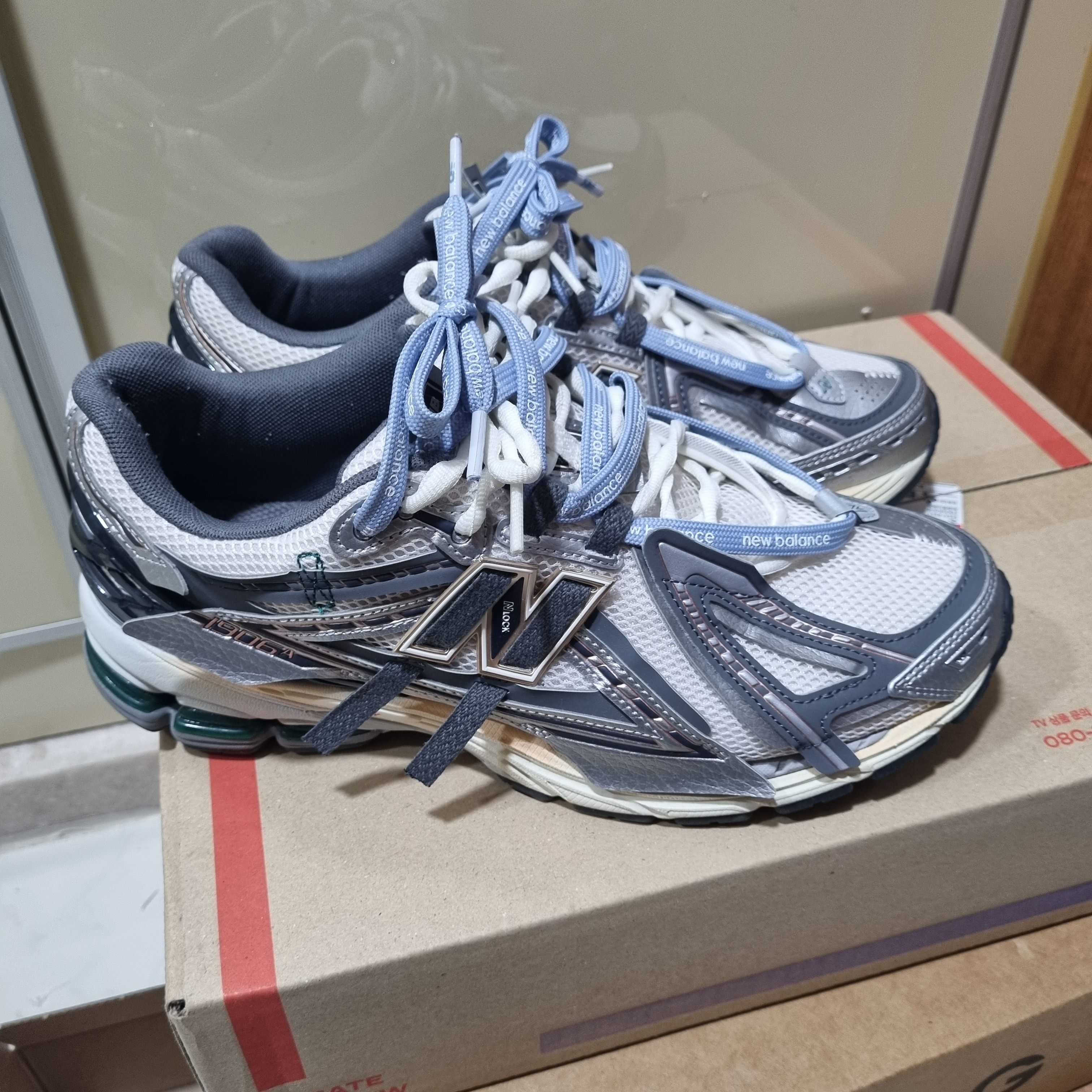 New Balance 1906A Silver Metallic Castlerock 착용 스타일 - 2