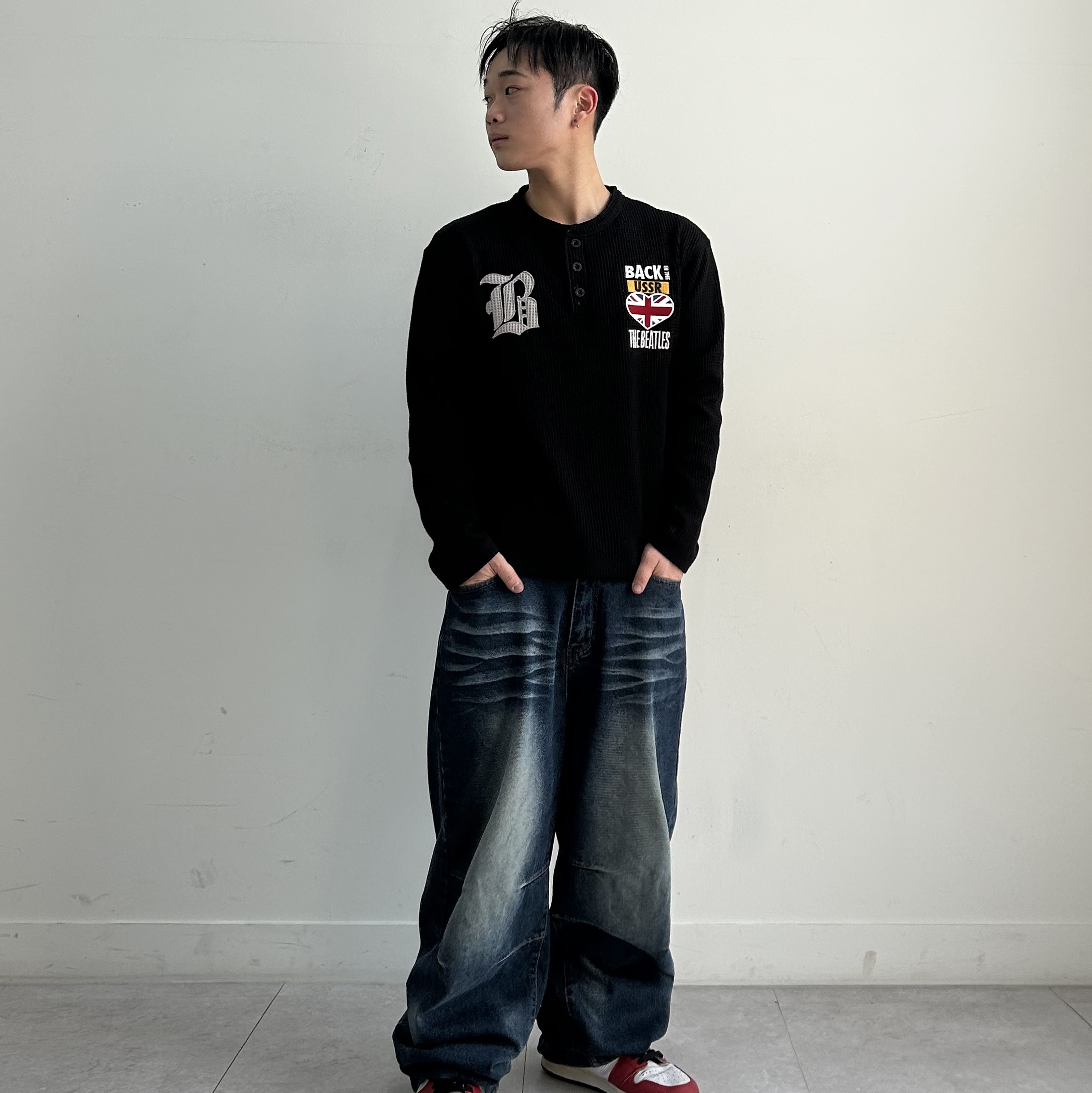 MAINBOOTH Beatles x Waffleton Henley Neck T-Shirt Black 착용 스타일 - 1