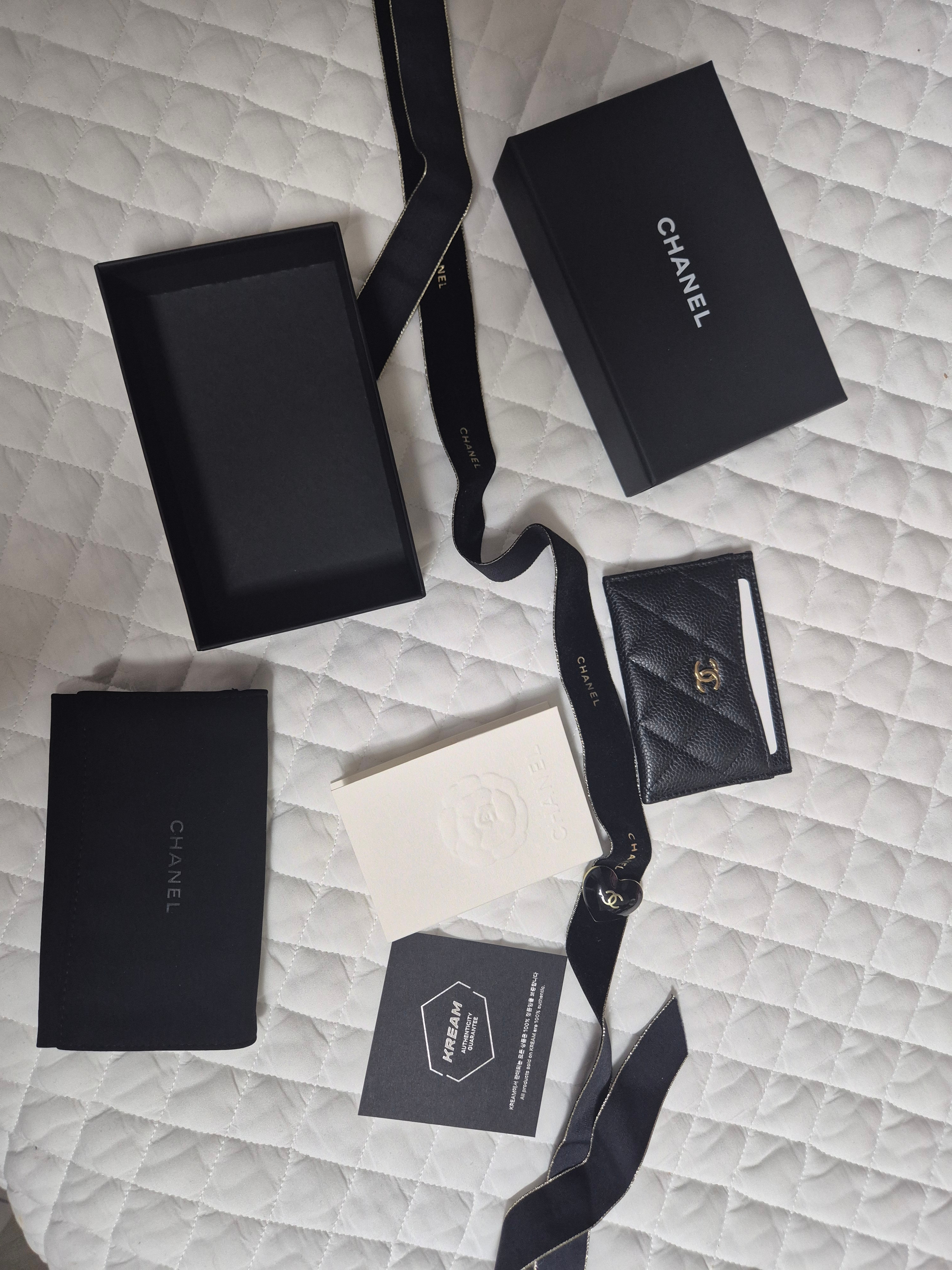 Chanel Classic Card Holder Grained Calfskin & Gold Black 착용 스타일
