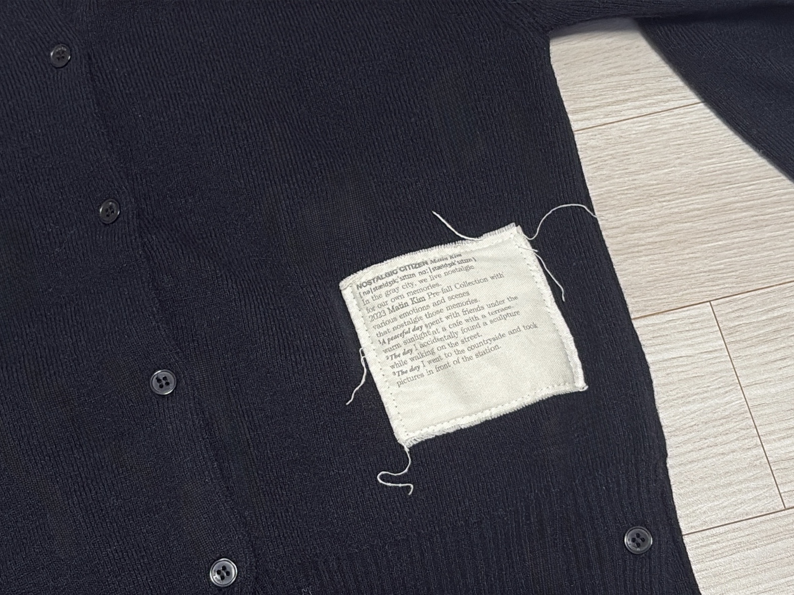 (W) Matin Kim Typo Patch Round Cardigan Black 착용 스타일 - 2