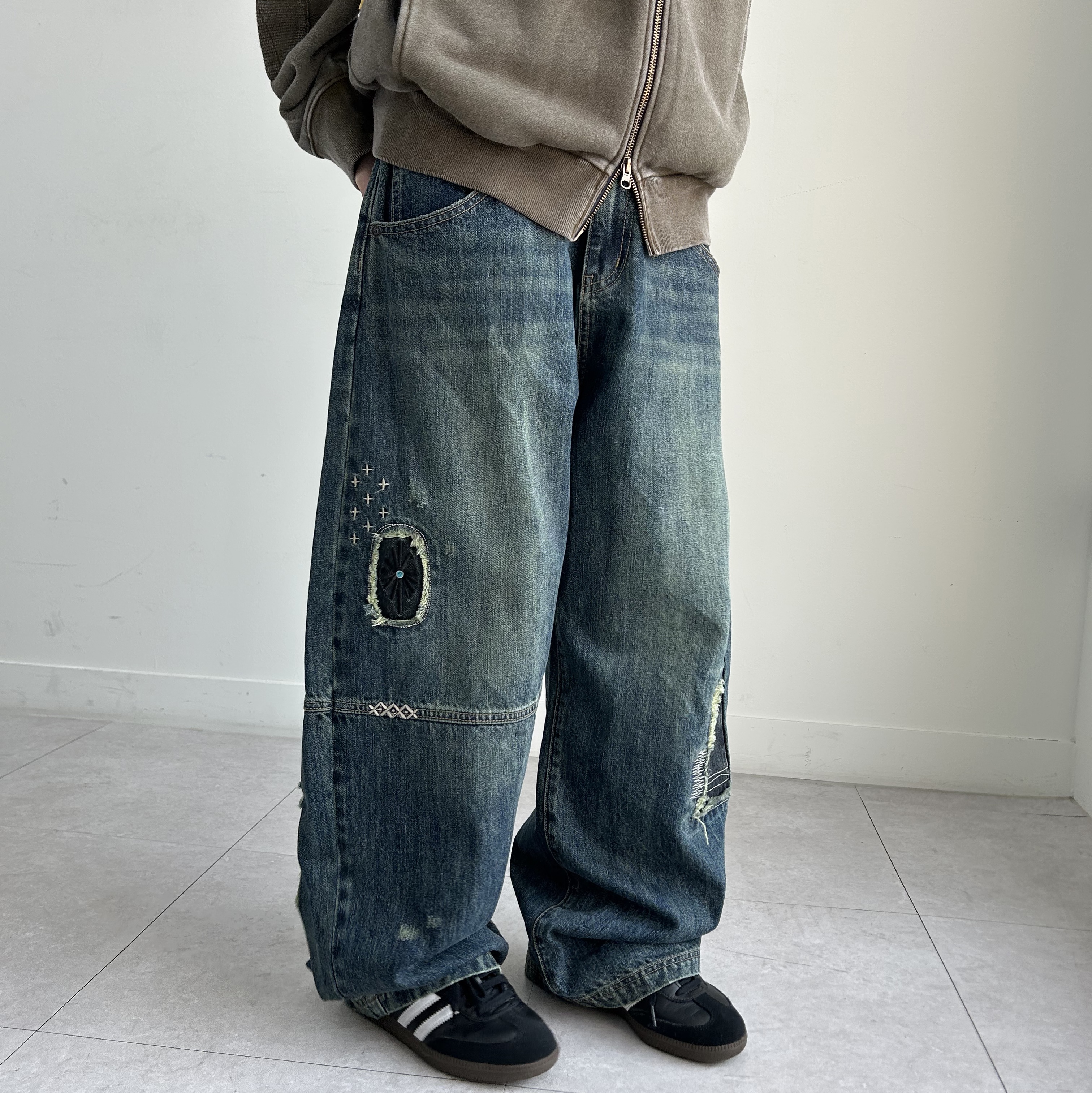 MAINBOOTH Repaired Denim Pants BLUE 착용 스타일 - 1