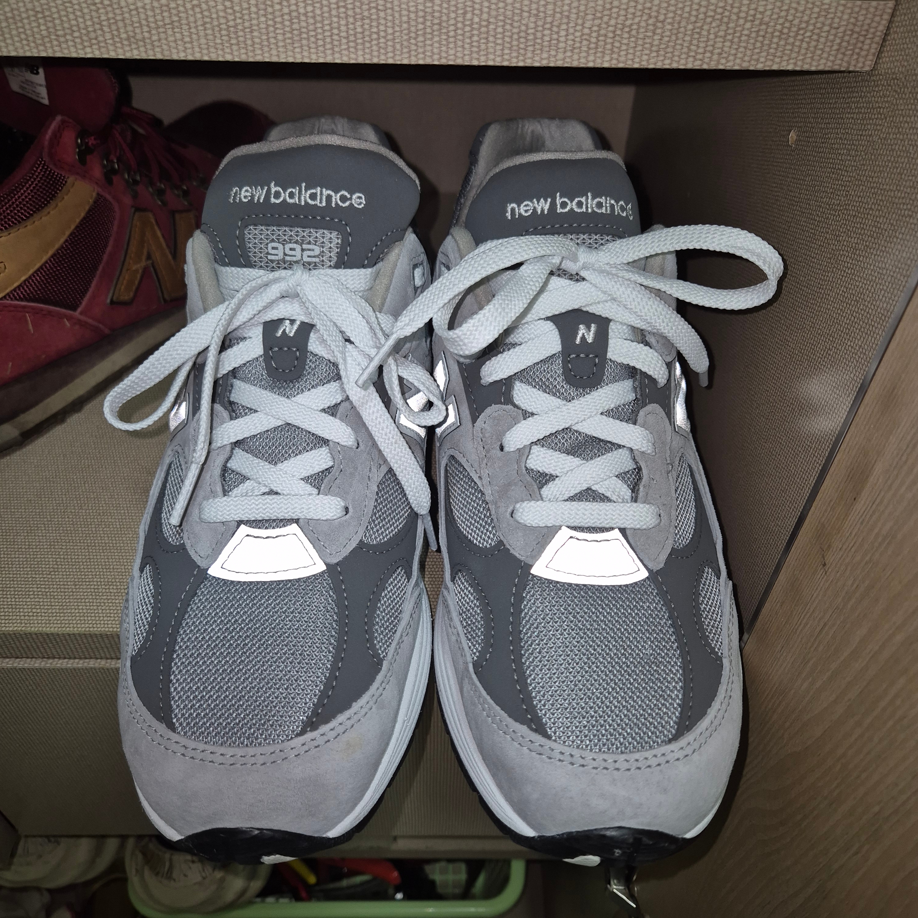 New Balance 992 Made in USA Core Grey Silver Metallic, New Balance 992 Made in USA Core Navy 착용 스타일 - 3