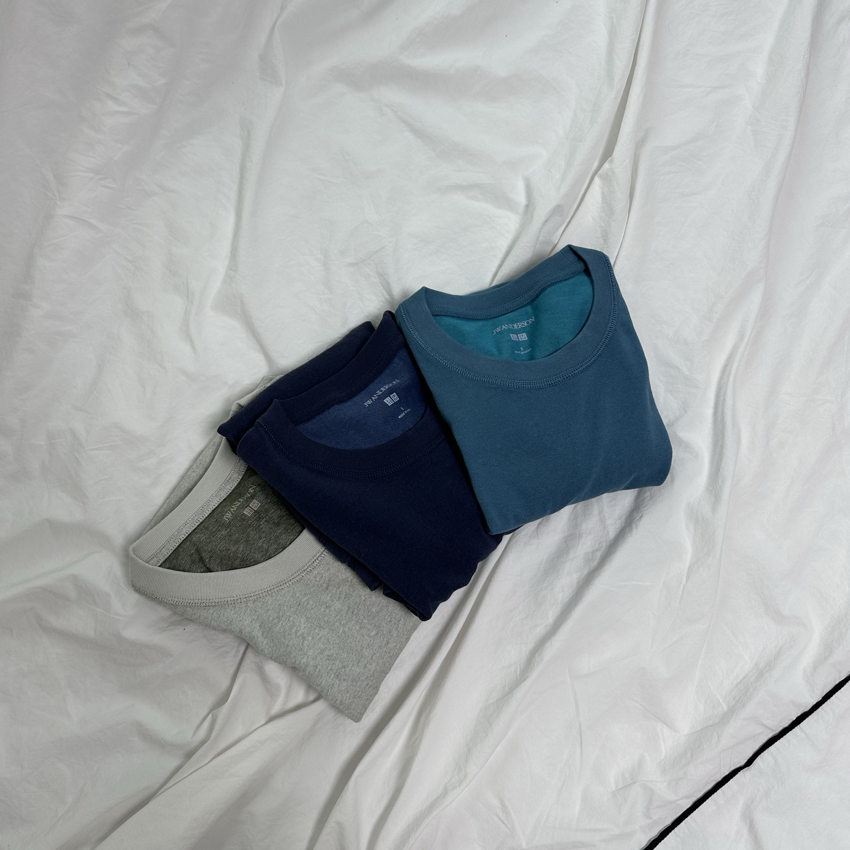 Uniqlo x JW Anderson Bi-Color T-Shirt Navy, Uniqlo x JW Anderson Bi-Color T-Shirt Blue 착용 스타일 - 1