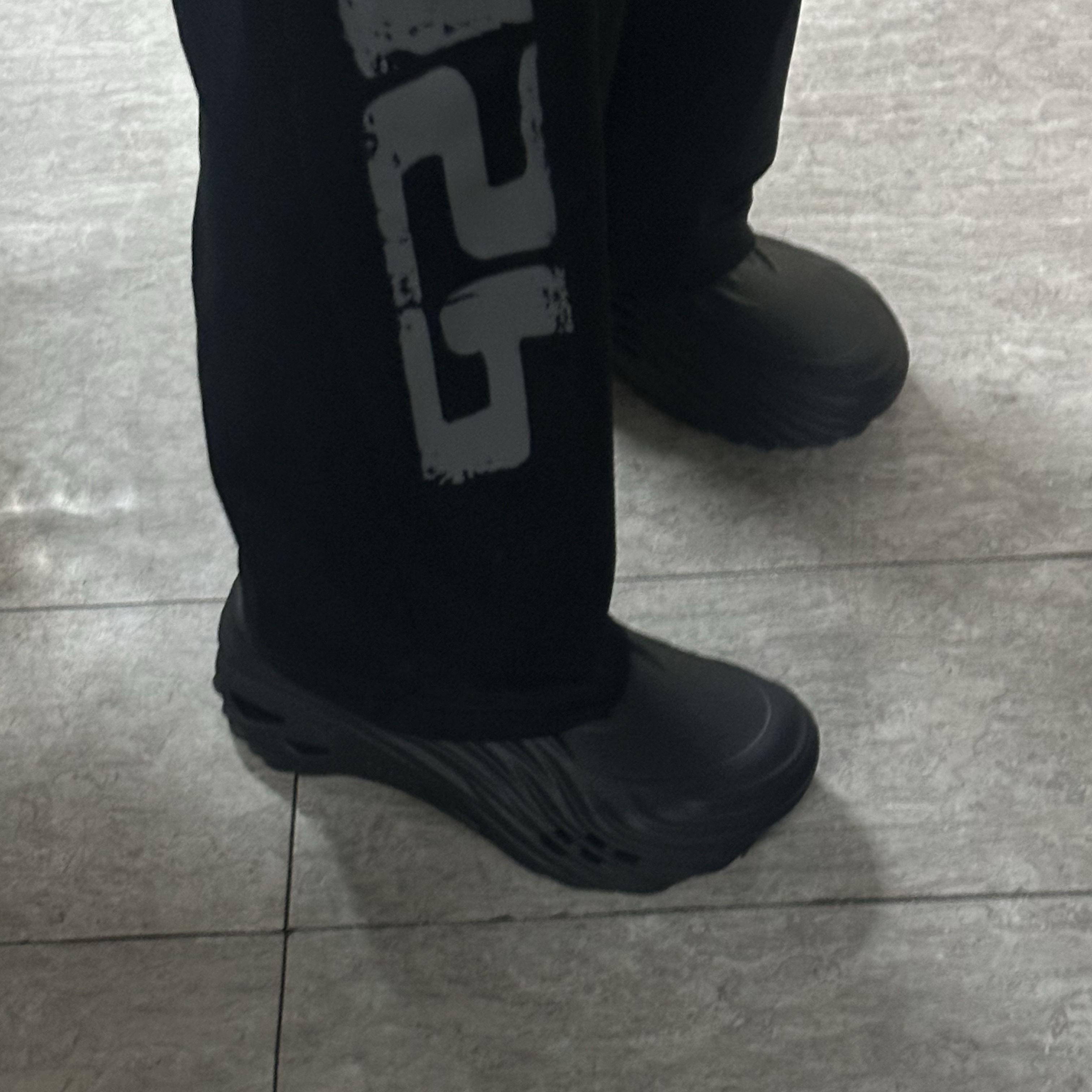Crocs Echo Wave Black 착용 스타일
