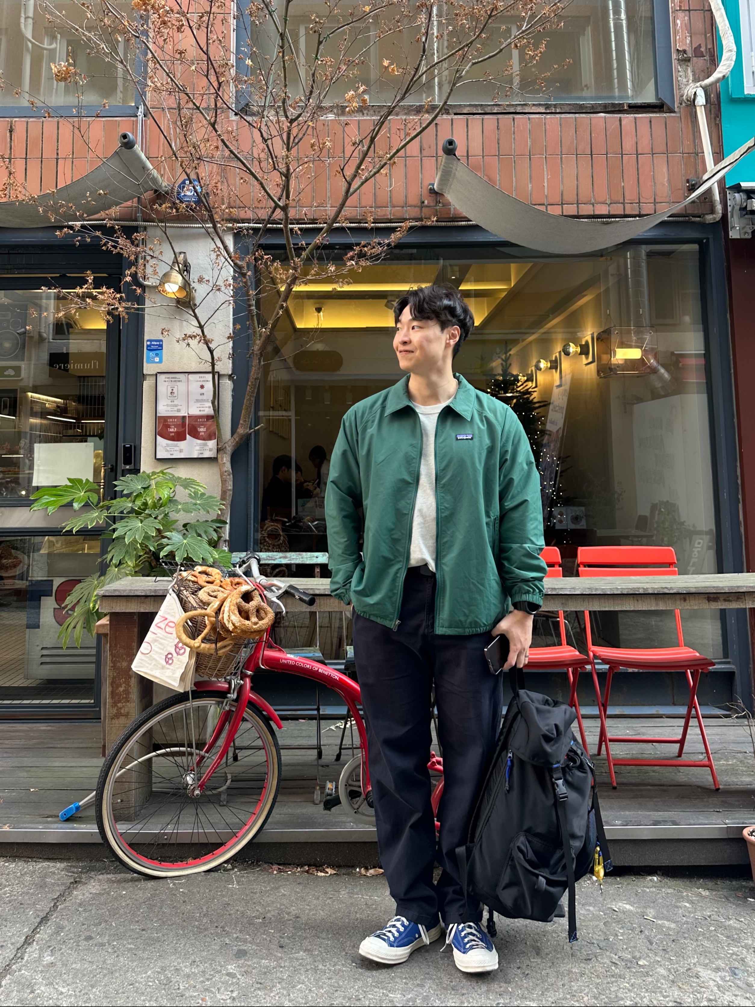 Patagonia Baggies Jacket Conifer Green, Gramicci Straight Twill Pants Olive - US Sizing 착용 스타일 - 4