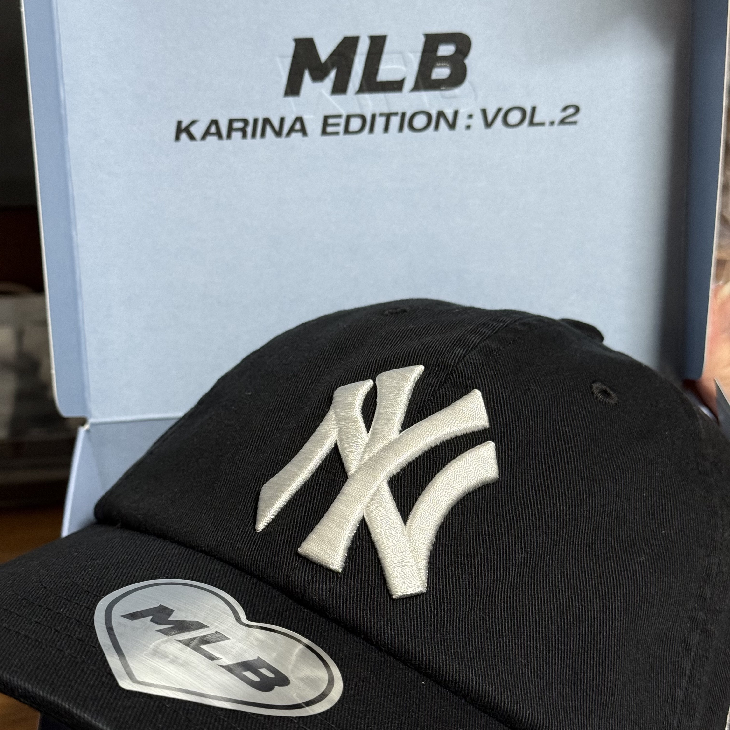 MLB x Karina Signature Unstructured Ball Cap Black 착용 스타일 - 1