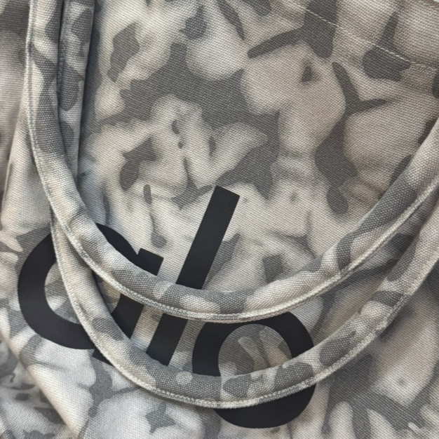 Alo Yoga Iconic Shopper Tote Bag Grey Tiedye 착용 스타일