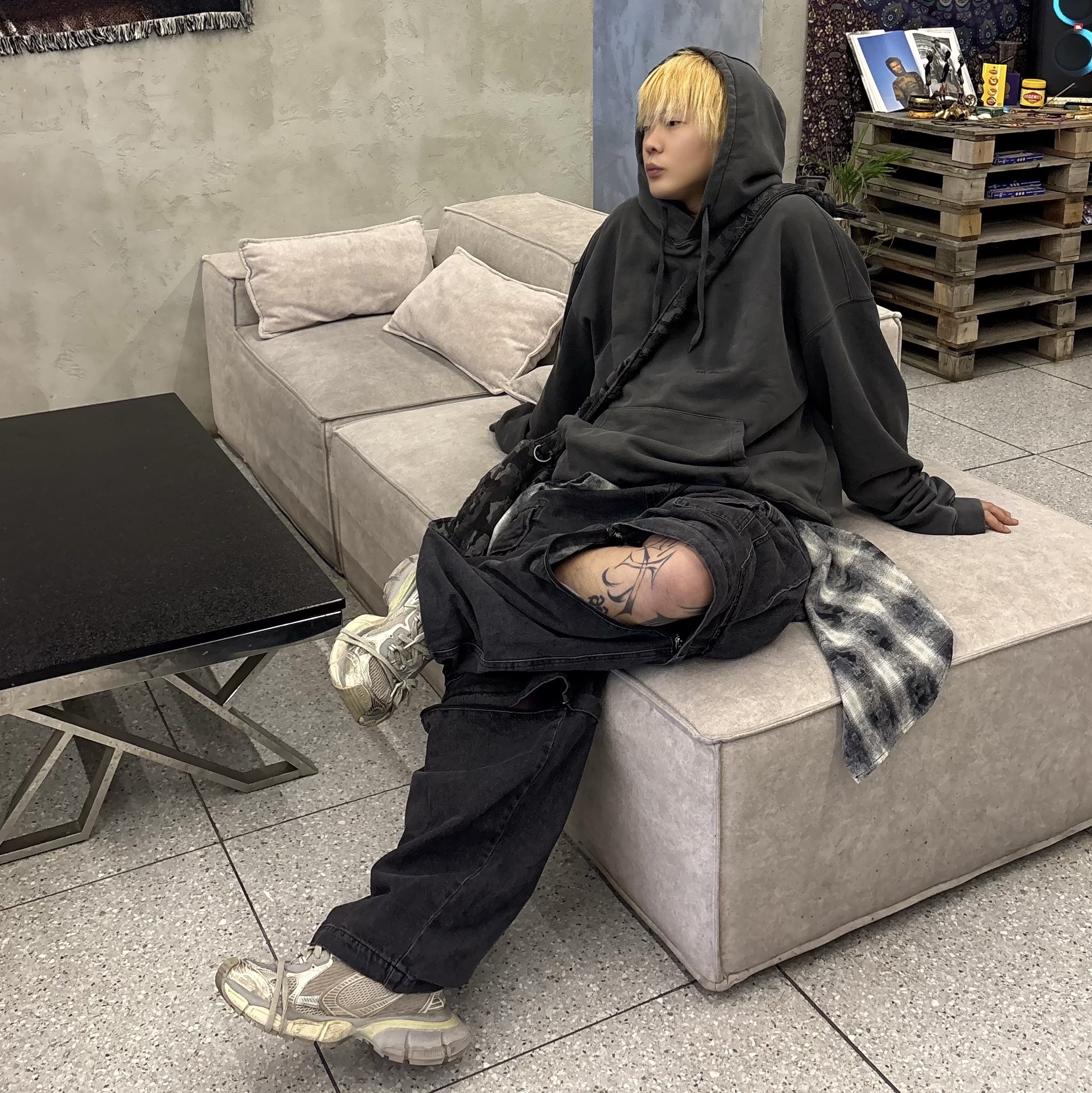 Balenciaga 3XL Sneakers Light Beige 착용 스타일 - 1