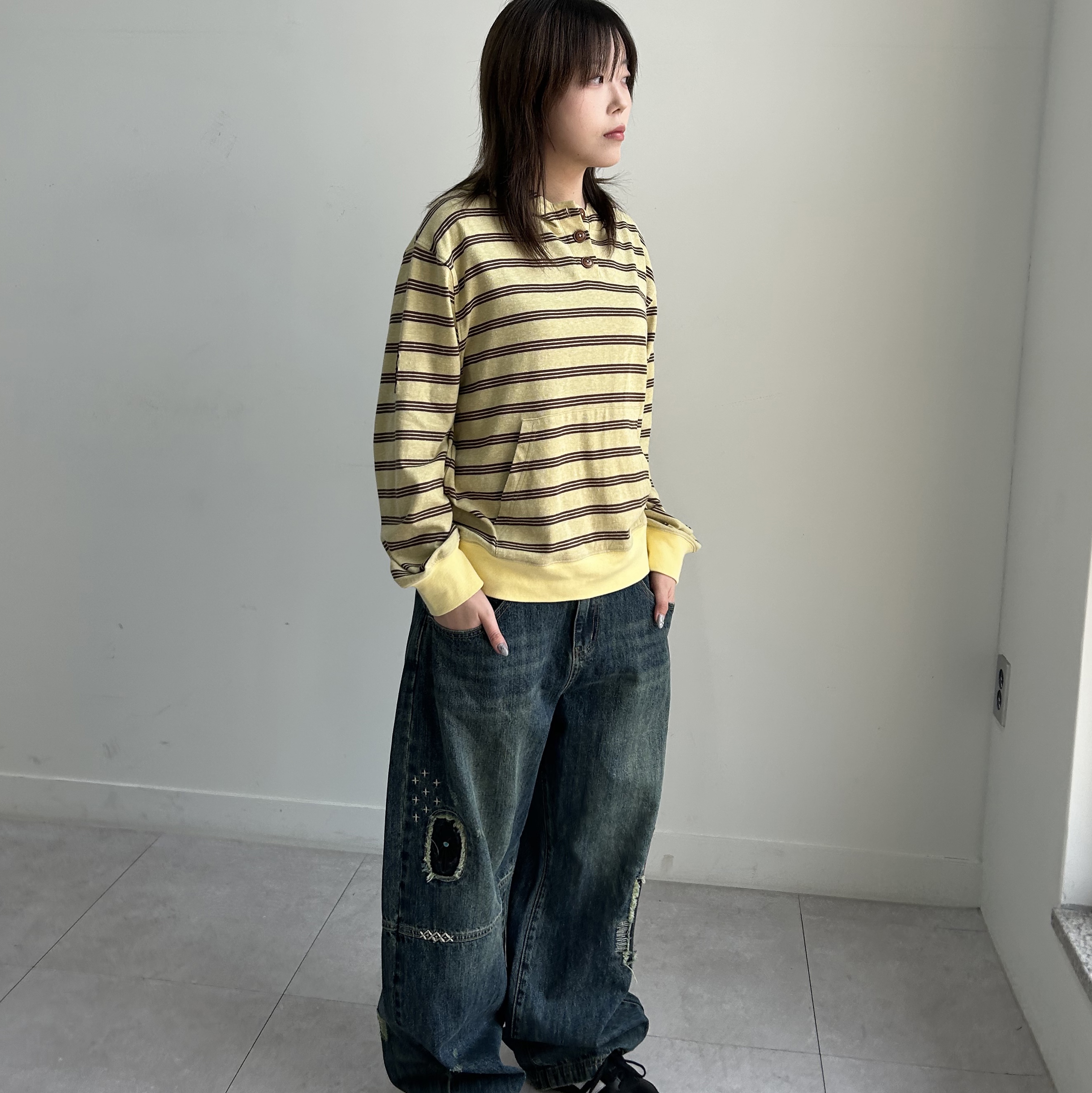 MAINBOOTH Cookie Stripe Hood T-shirt YELLOW, MAINBOOTH Repaired Denim Pants BLUE 착용 스타일 - 2