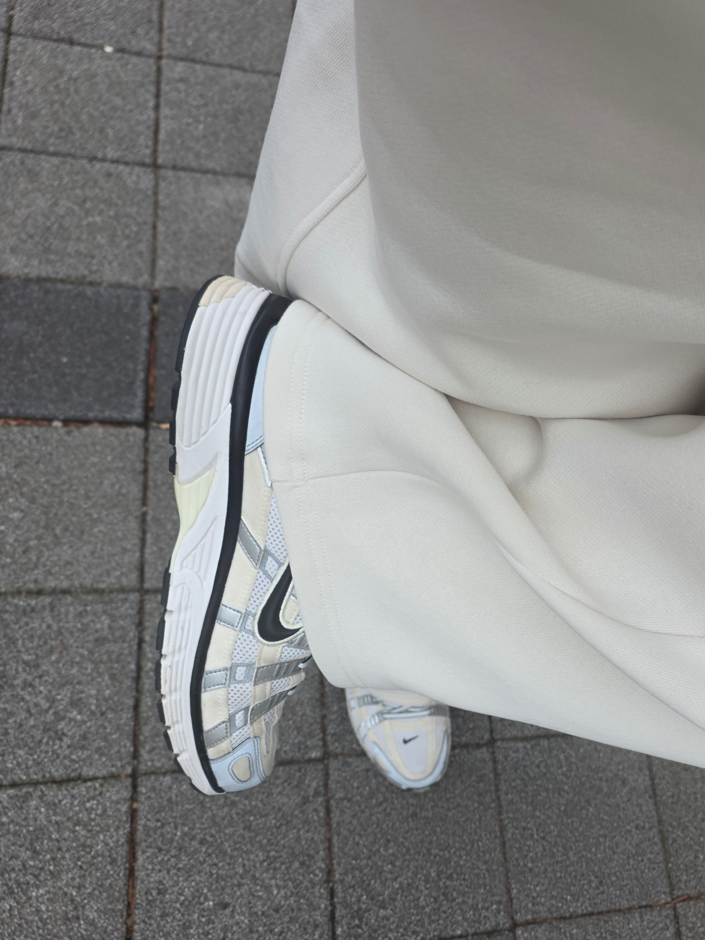 (W) GU Heavy Weight Sweat Barrel Leg Pants Natural, (W) Nike P-6000 Coconut Milk Metallic Silver 착용 스타일 - 3