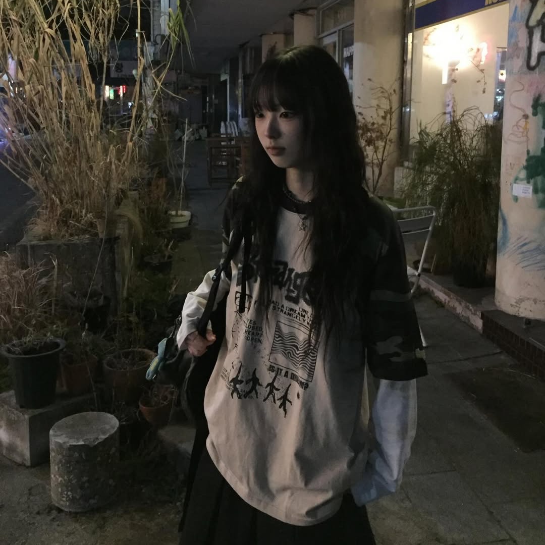 MAINBOOTH Strange Dream T-shirt Camo 착용 스타일 - 1