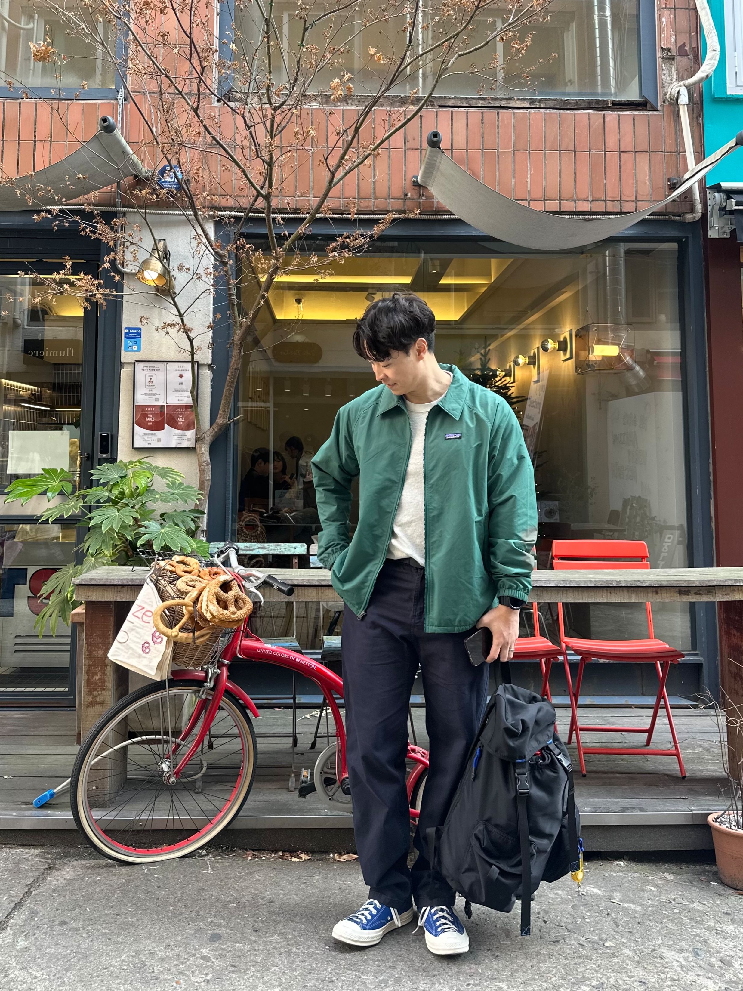 Patagonia Baggies Jacket Conifer Green, Gramicci Straight Twill Pants Olive - US Sizing 착용 스타일 - 1