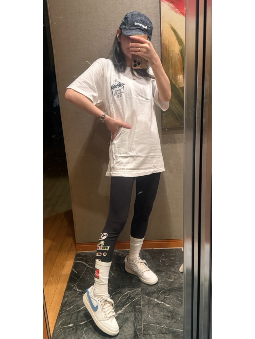 (GS) Jordan 1 Mid Pollen, Stussy x Union Free Your Soul T-Shirt Black 착용 스타일 - 2