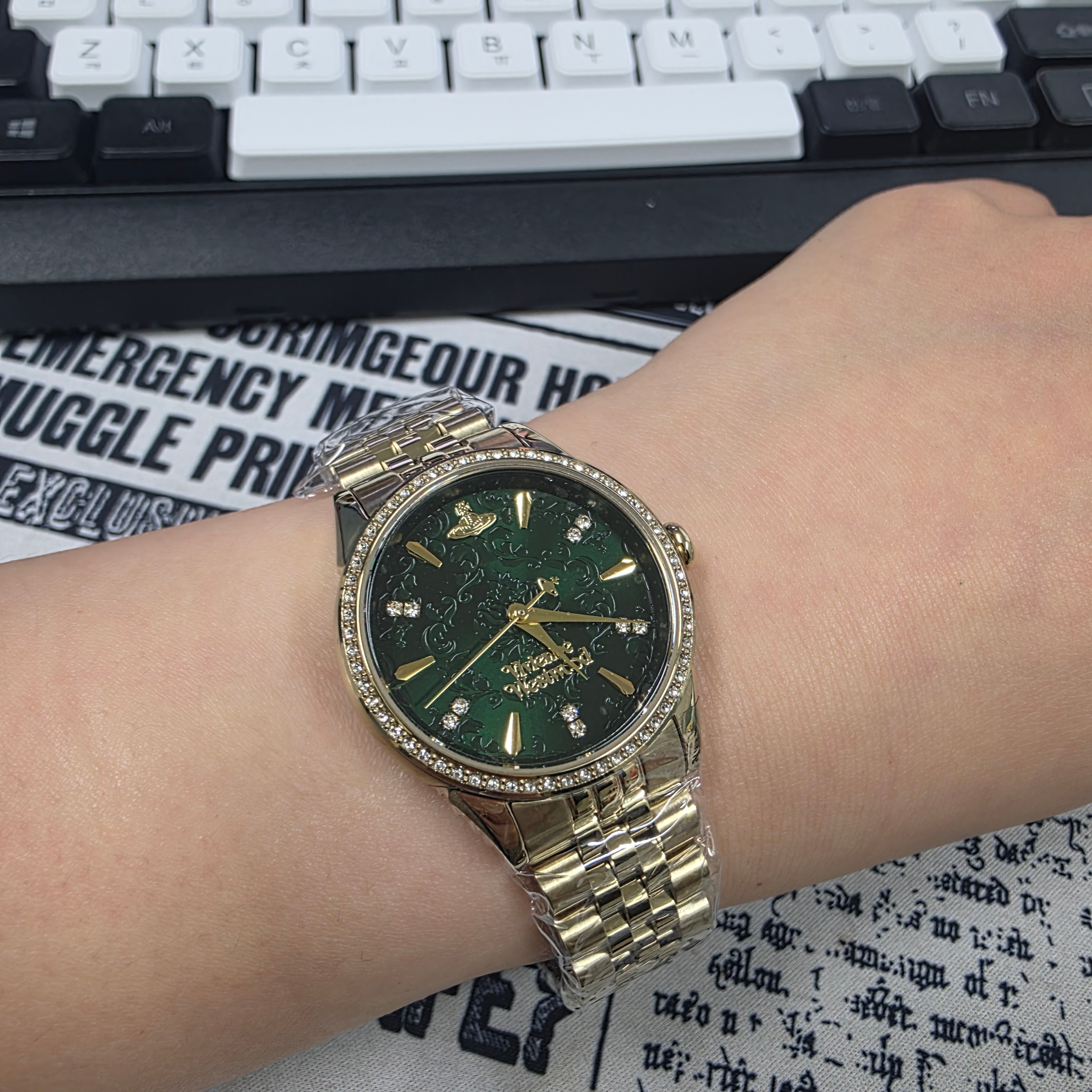 (W) Vivienne Westwood Little Wallace 32mm Green Gold 착용 스타일