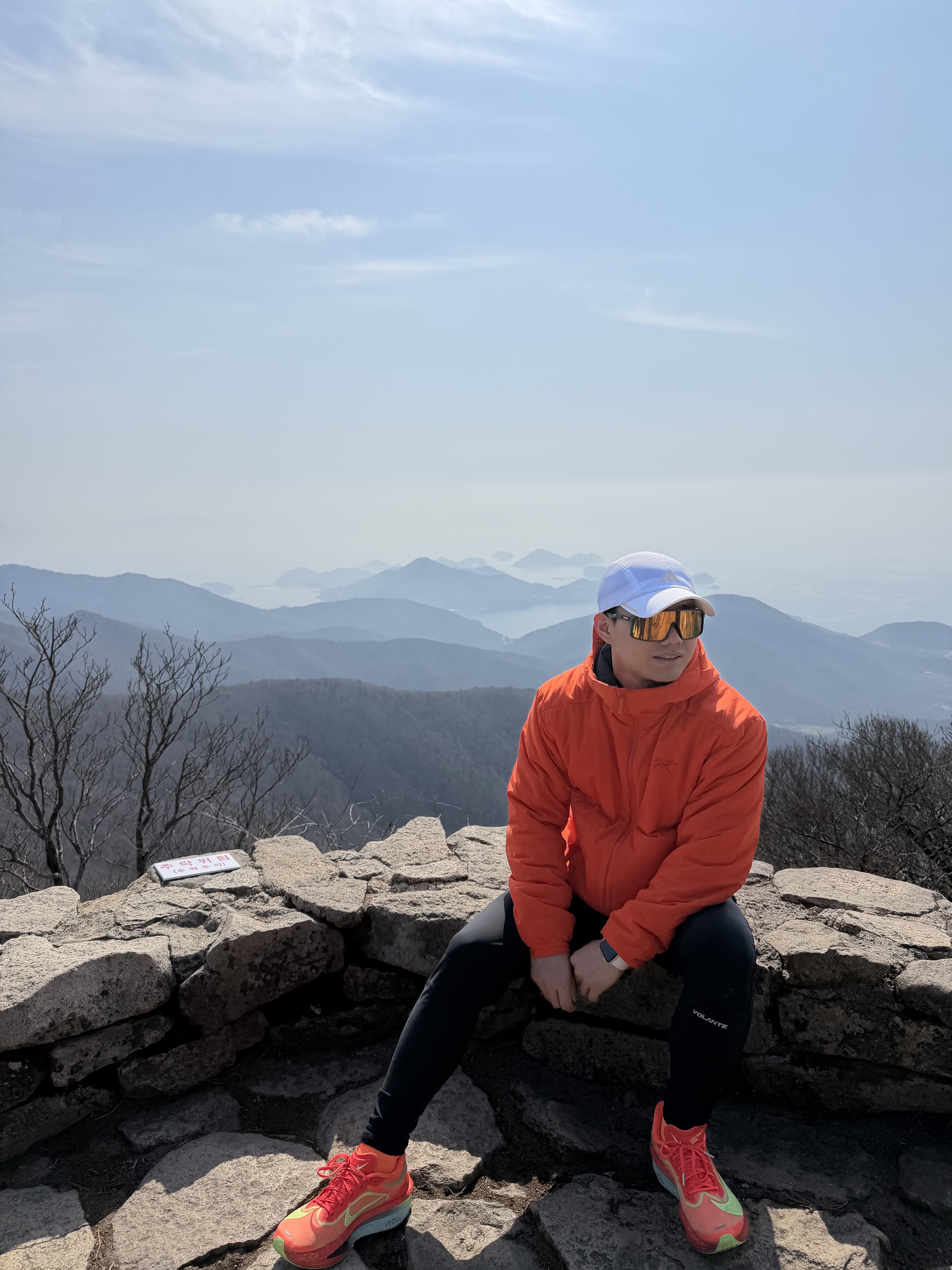 Arc'teryx Atom Hoodie Solaris, Oakley Sutro Matte Carbon Frame Prizm 24K Lenses Low Bridge Fit 착용 스타일 - 2