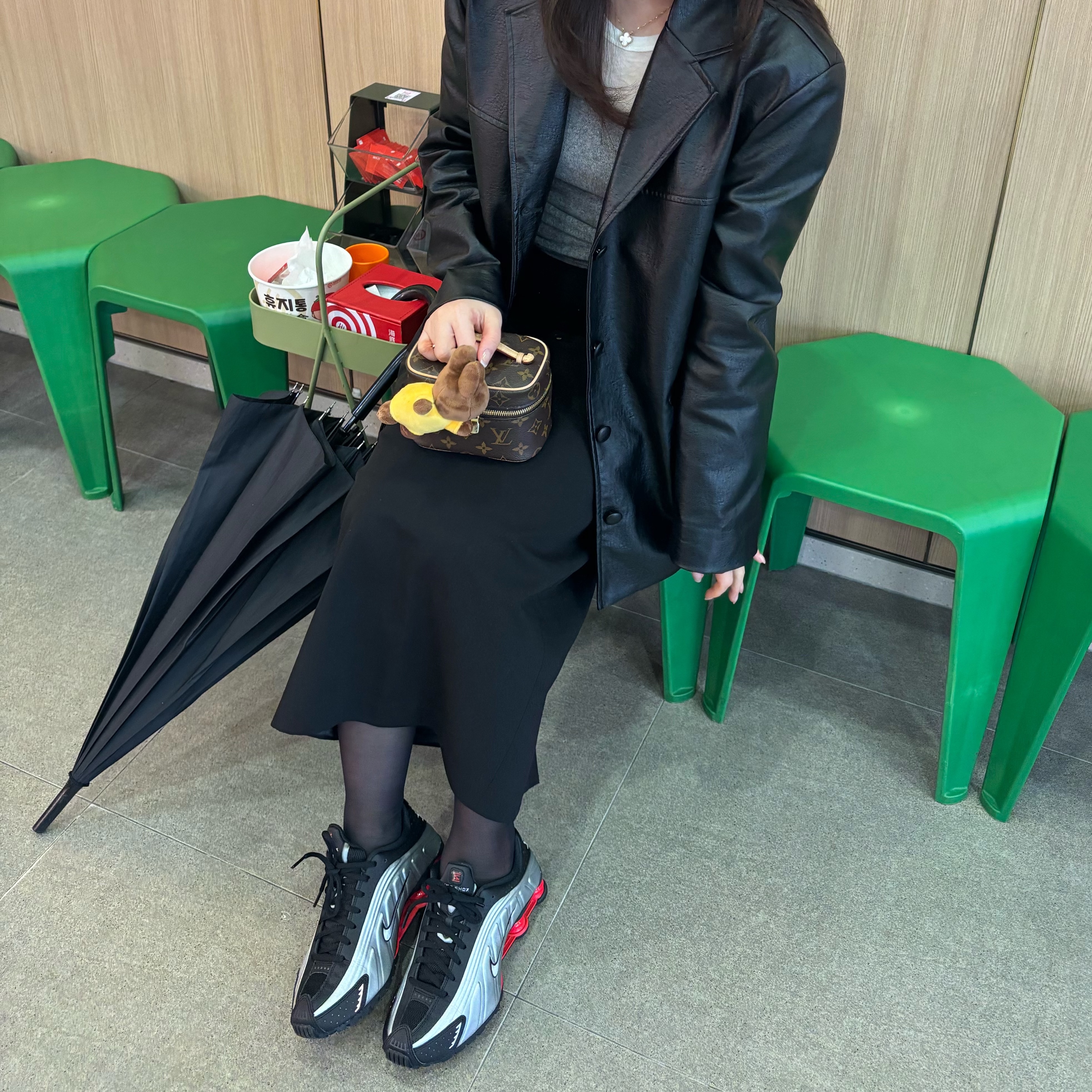 (W) Nike Shox R4 OG Black Light Crimson, Louis Vuitton Nice Nano Toiletry Pouch Monogram 착용 스타일 - 1