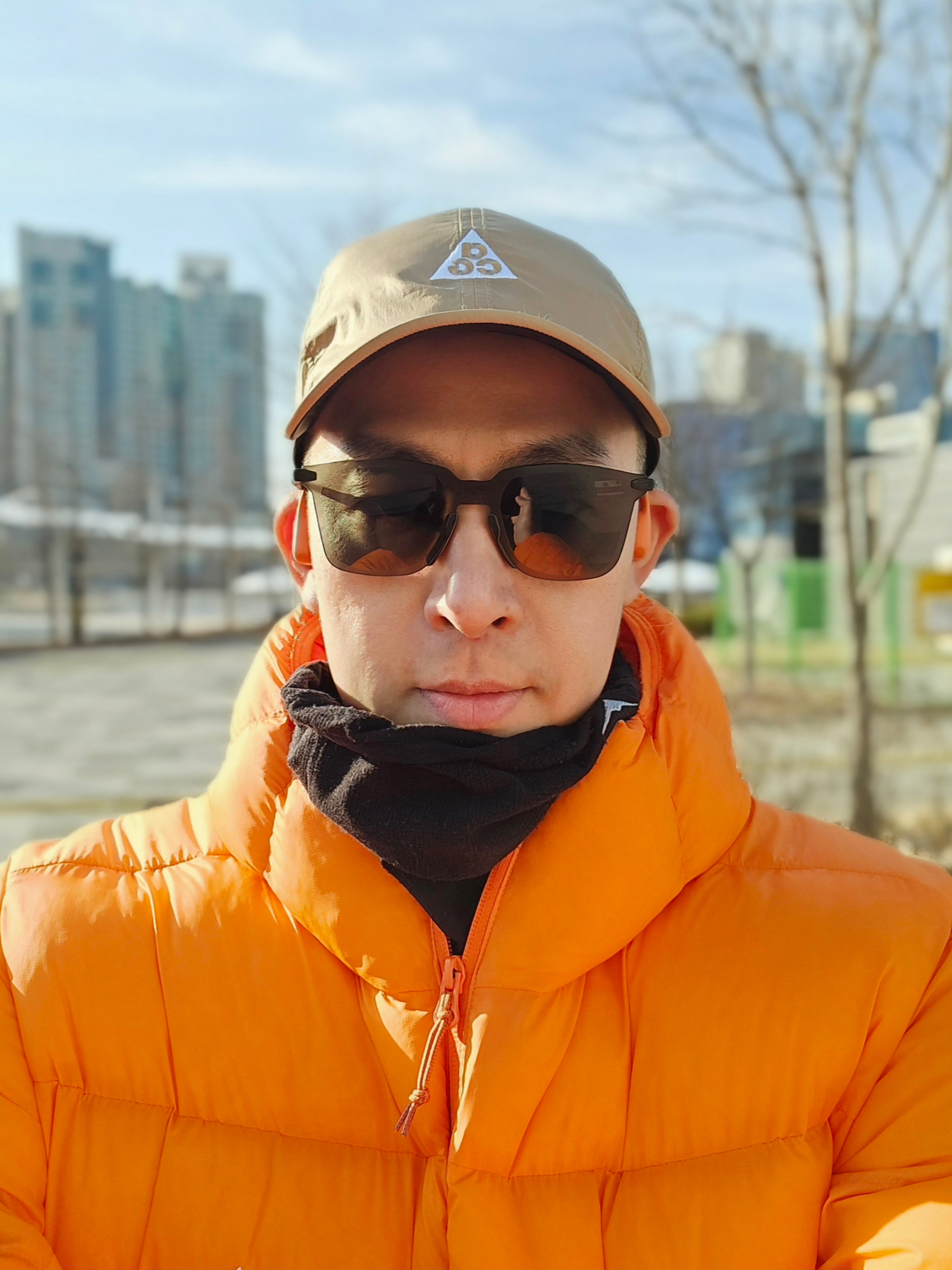 Nike ACG Dri-Fit Club Trail Cap Parachute Beige, Nike ACG Therma-Fit ADV Lunar Lake Loose Hooded Jacket Safety Orange Summit White - Asia 착용 스타일
