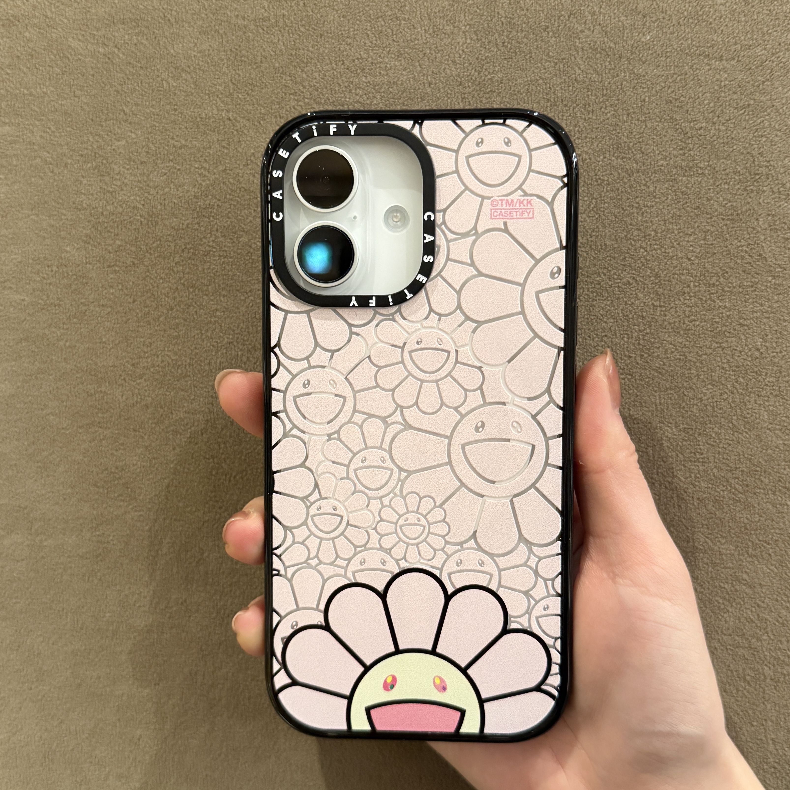 Casetify x Murakami Takashi iPhone Smile Rainbow Phone Magsafe Glazed Case, Casetify x Murakami Takashi iPhone Smile Pink Phone Magsafe Impact Case 착용 스타일 - 5